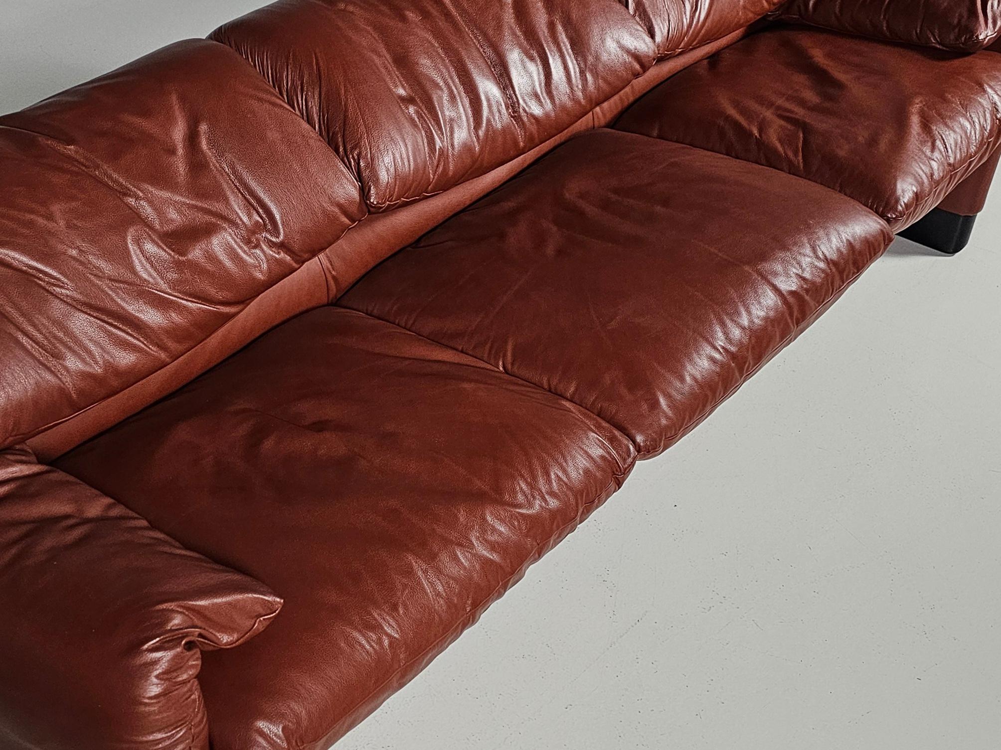 Maralunga sofa, Vico Magistretti, Cassina, 1973. 

This is an original version of the seventies, with the original red brown leather. The backrest can be raised or lowered for total comfort. It won the Compasso d'Oro award in 1979.

 The Maralunga