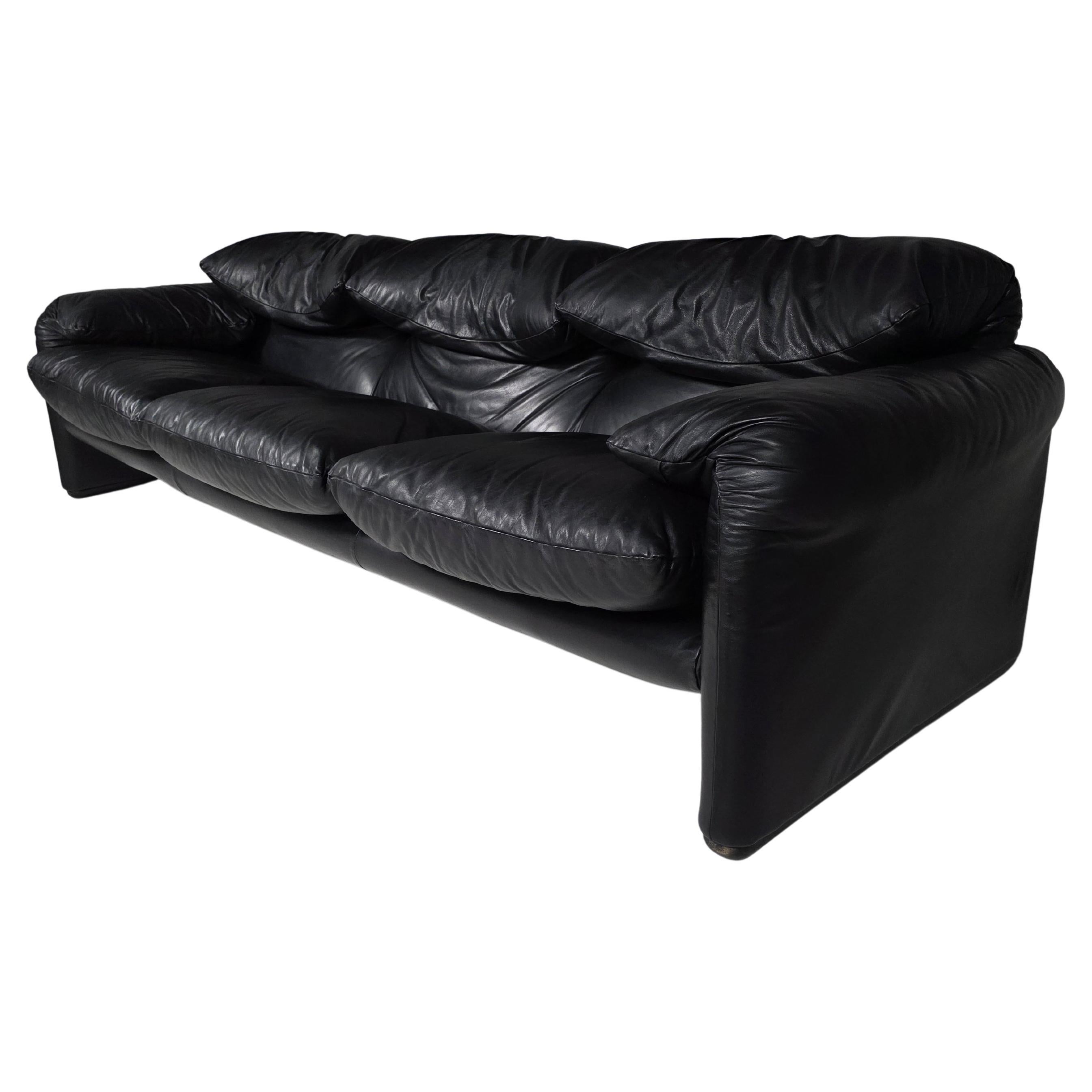 Maralunga sofa, black leather, Vico Magistretti, early edition, Cassina, 1973. 

This is an original 1st edition from the seventies, with the original black leather. The backrest can be raised or lowered for total comfort. It won the Compasso d'Oro