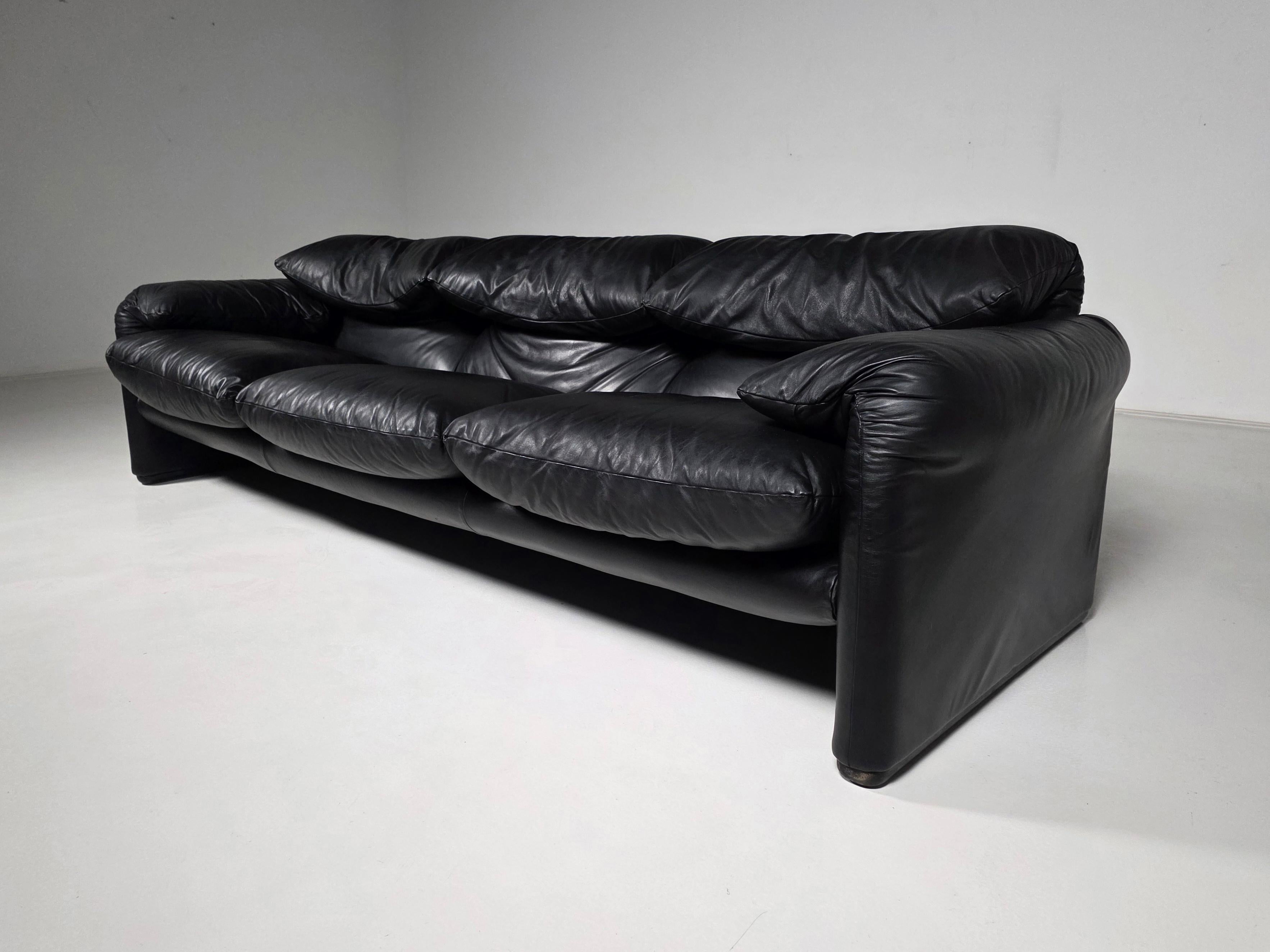 Mid-Century Modern Maralunga 3-seater in original leather by Vico Magistretti for Cassina, 1970s For Sale