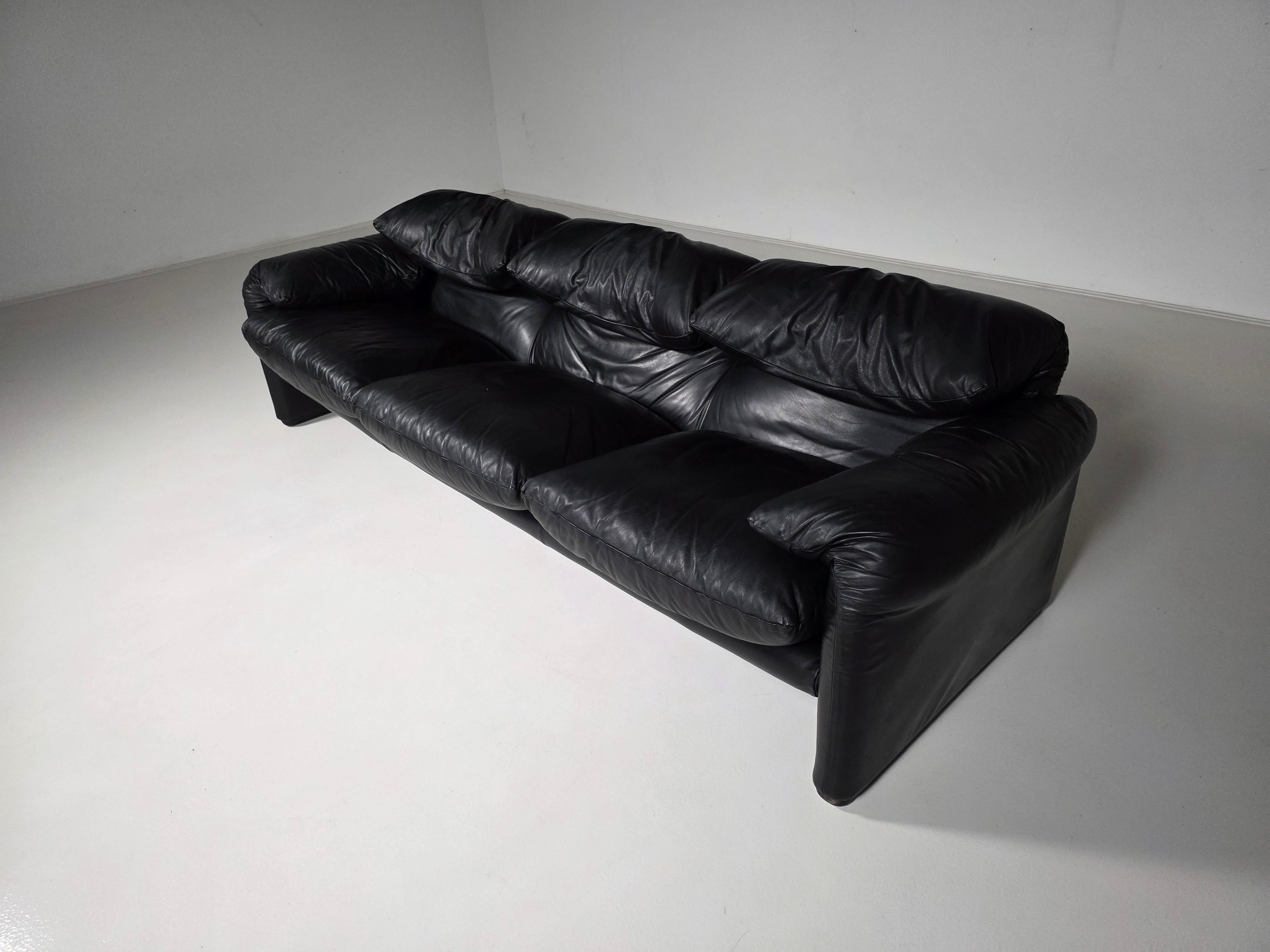 Maralunga 3-seater in original leather by Vico Magistretti for Cassina, 1970s In Good Condition For Sale In amstelveen, NL