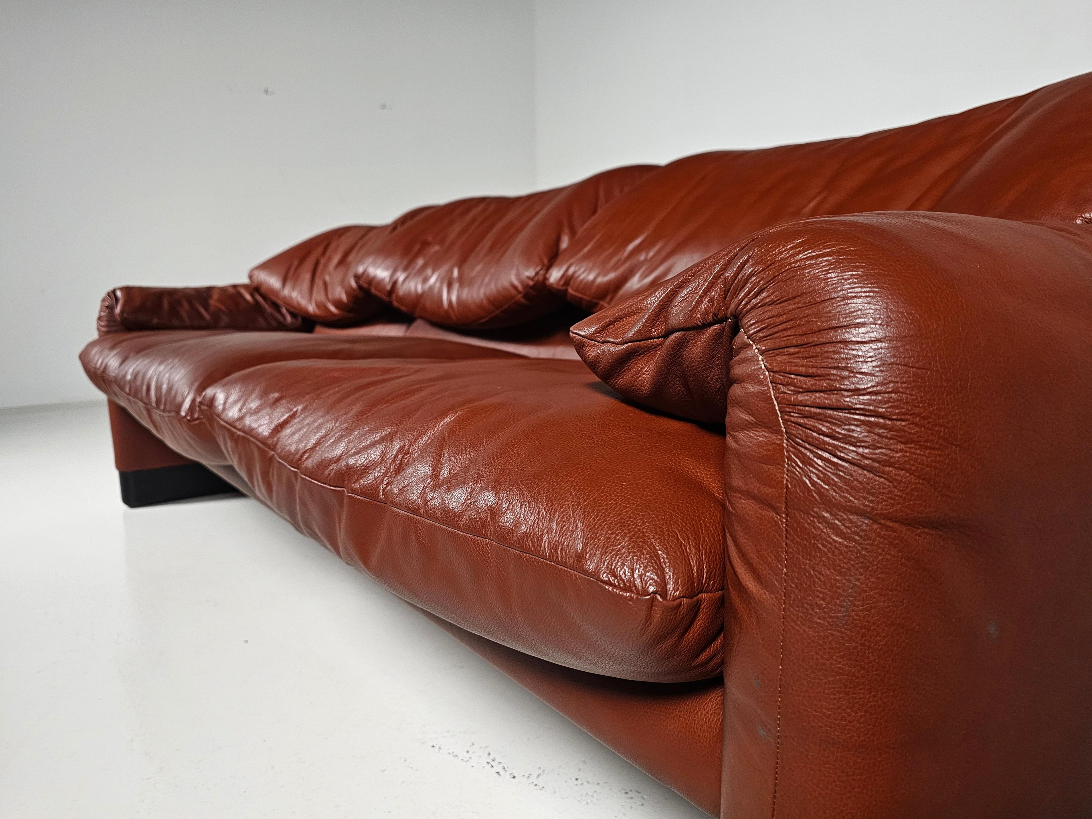 Late 20th Century Maralunga 3-seater in original leather by Vico Magistretti for Cassina, 1970s