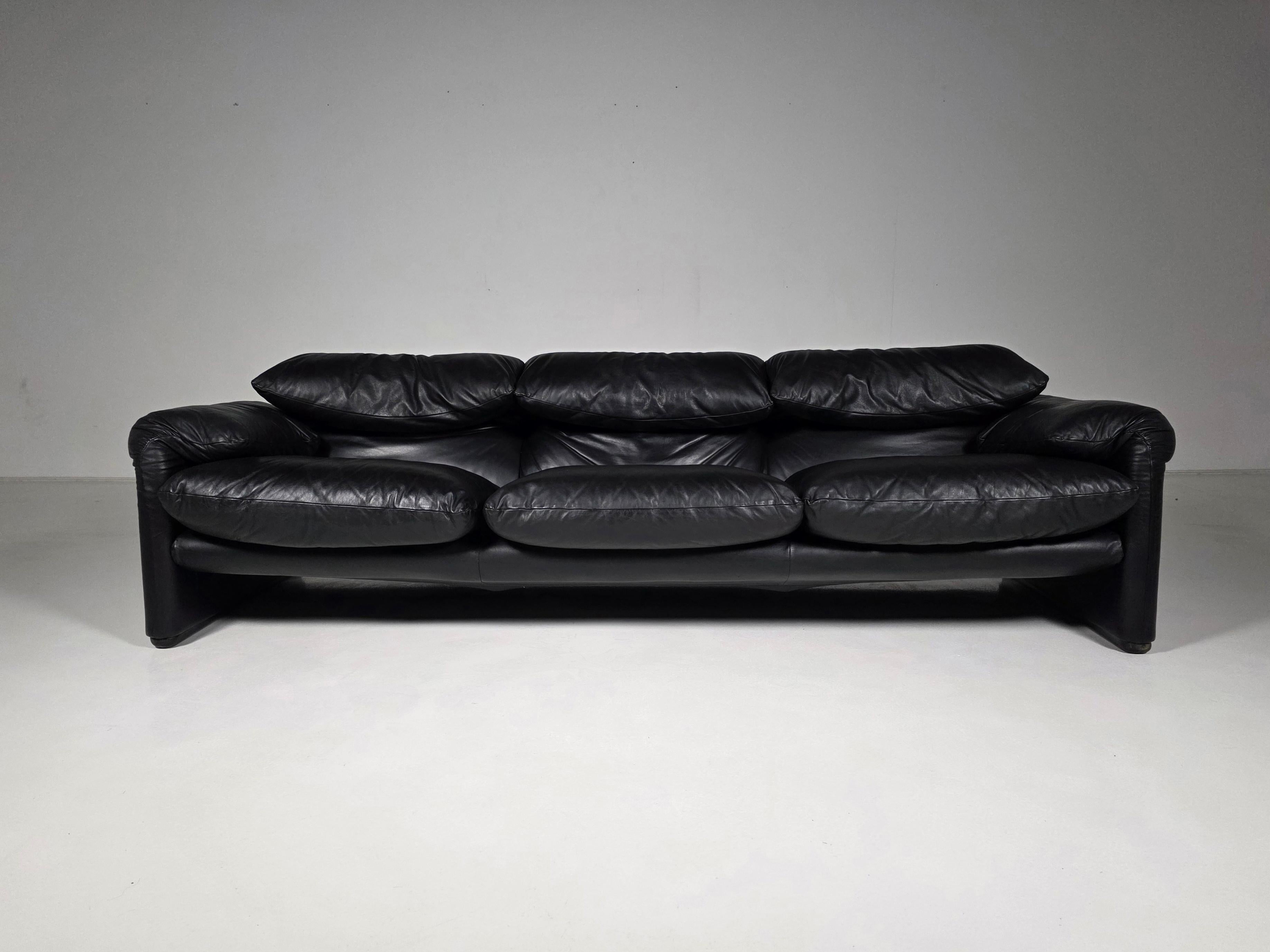 Late 20th Century Maralunga 3-seater in original leather by Vico Magistretti for Cassina, 1970s For Sale