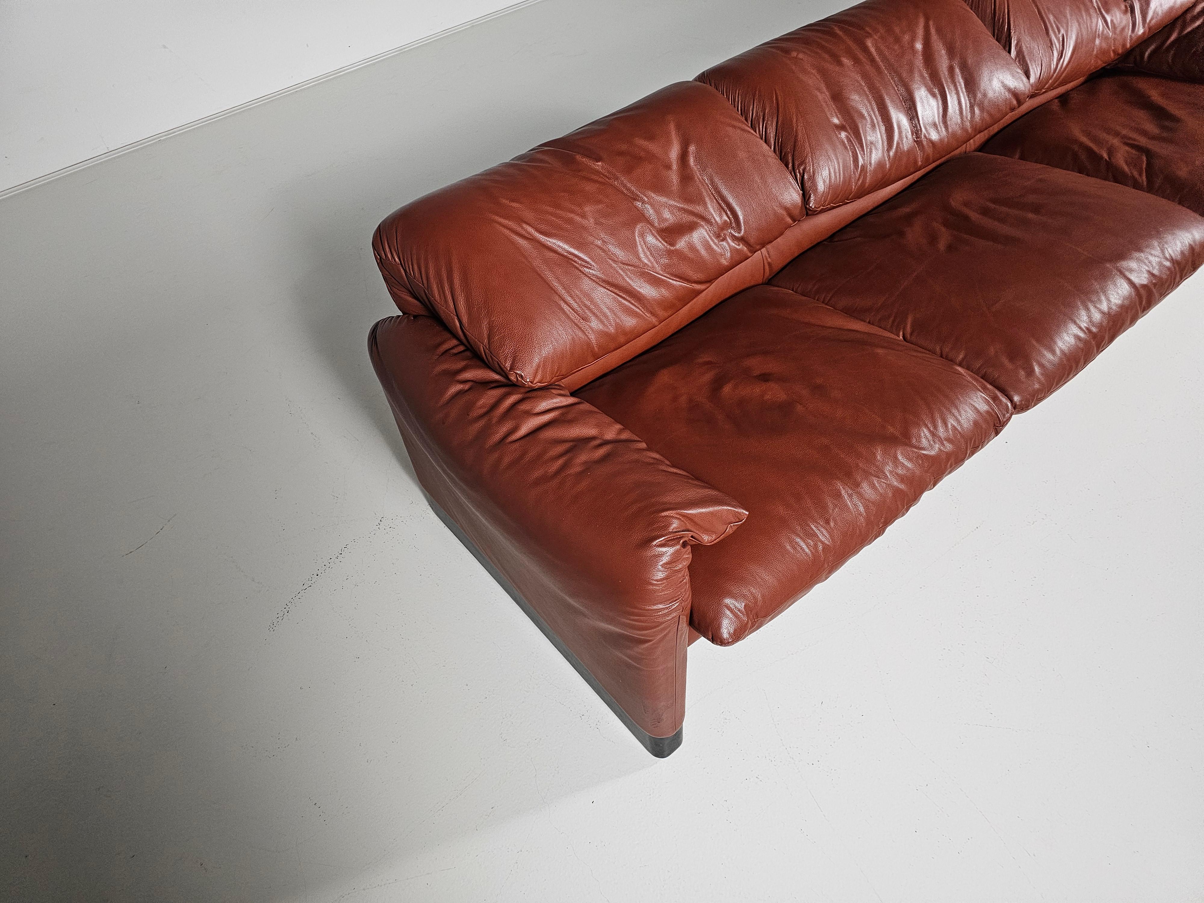 Maralunga 3-seater in original leather by Vico Magistretti for Cassina, 1970s 1