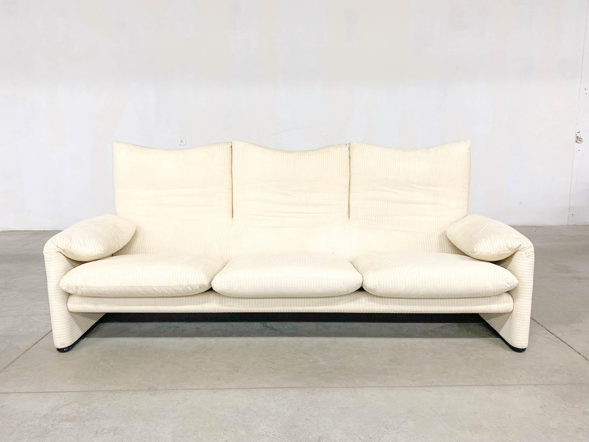 Découvrez le best-seller international - Maralunga Sofa. Avec ses formes accueillantes et ses caractéristiques uniques, la série Maralunga est un témoignage d'innovation et de confort. Conçu par Cassina, le mécanisme avant-gardiste du canapé