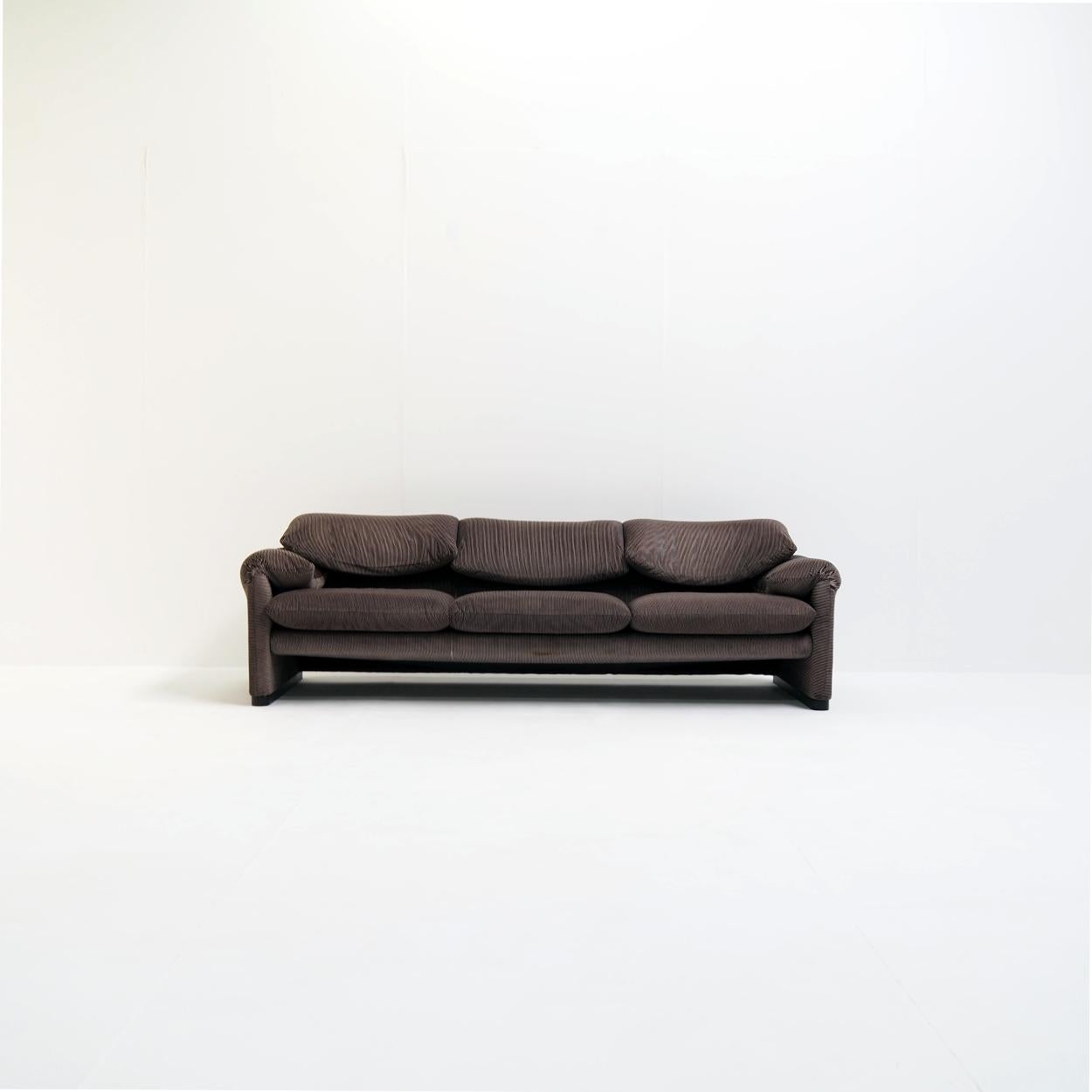 Der Maralunga, eine Ikone des italienischen Designs, entworfen von Vico Magistretti für Cassina im Jahr 1973, ist eines der beliebtesten Stücke der modernen Möbelgeschichte.

Die weichen, organischen Linien und die großzügigen Proportionen stehen