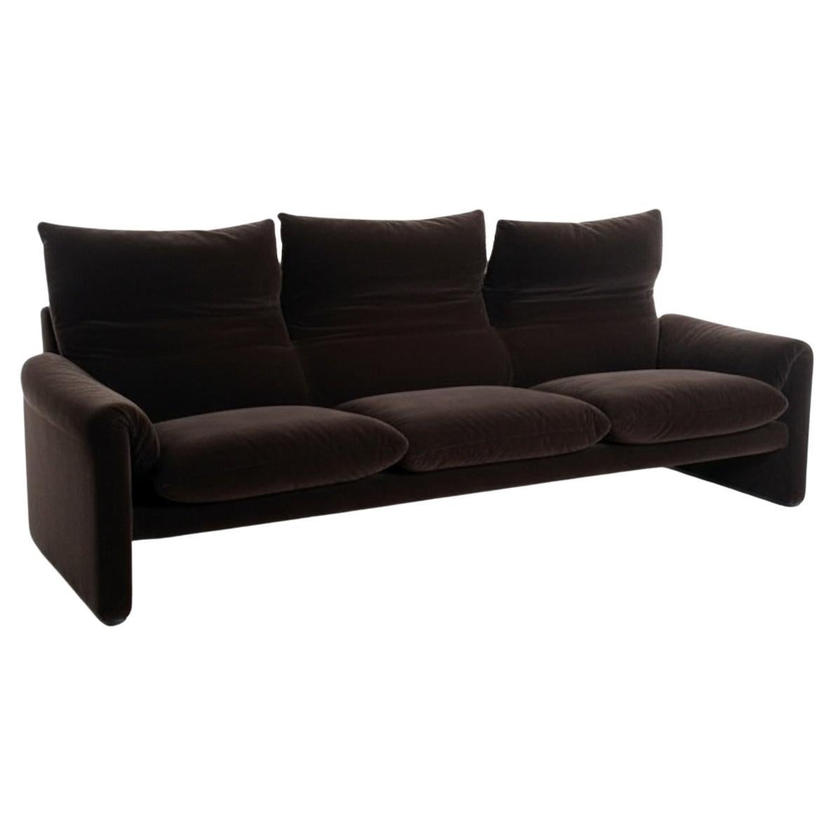 A synthesis of design genius, entrepreneurial intuition, and Italian craftsmanship, this sofa is an international bestseller with timeless aesthetics and functionality.
The enveloping forms accentuate the comfort of this designer sofa, guaranteed by