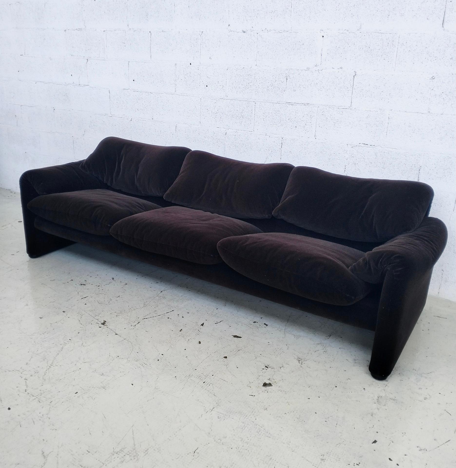 Maralunga 3 seater velvet sofa by Vico Magistretti for Cassina 60s, 70s (Moderne der Mitte des Jahrhunderts) im Angebot