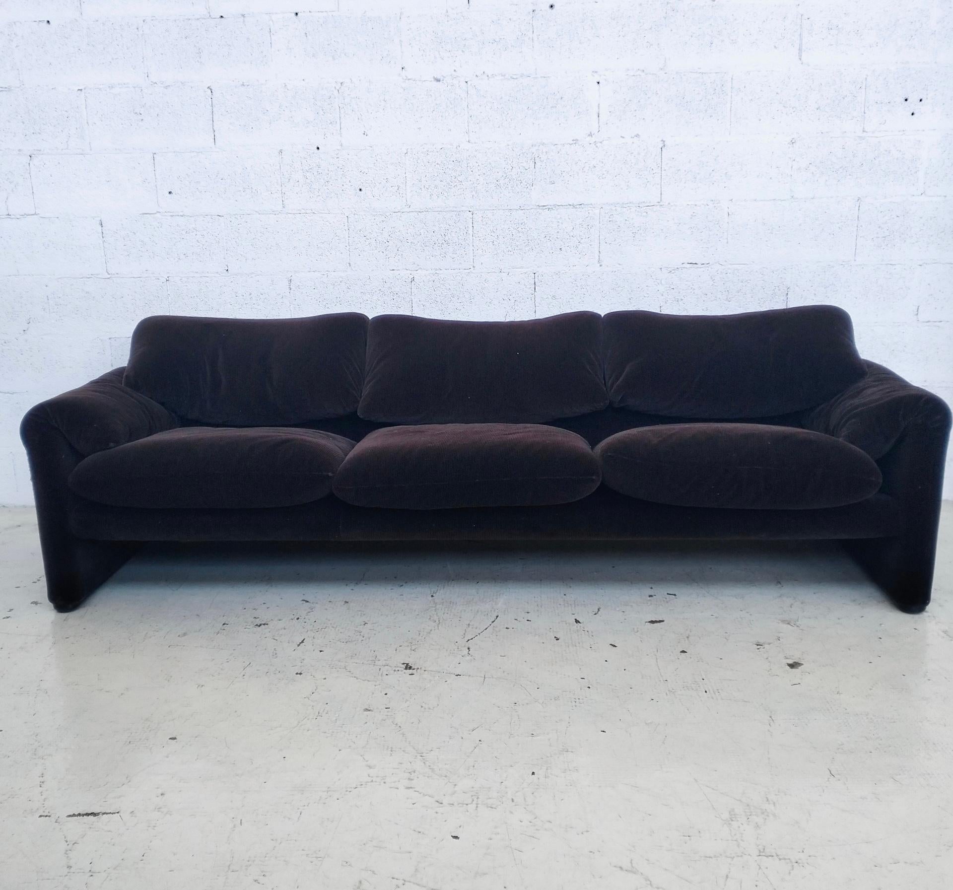 Maralunga 3 seater velvet sofa by Vico Magistretti for Cassina 60s, 70s (Italienisch) im Angebot