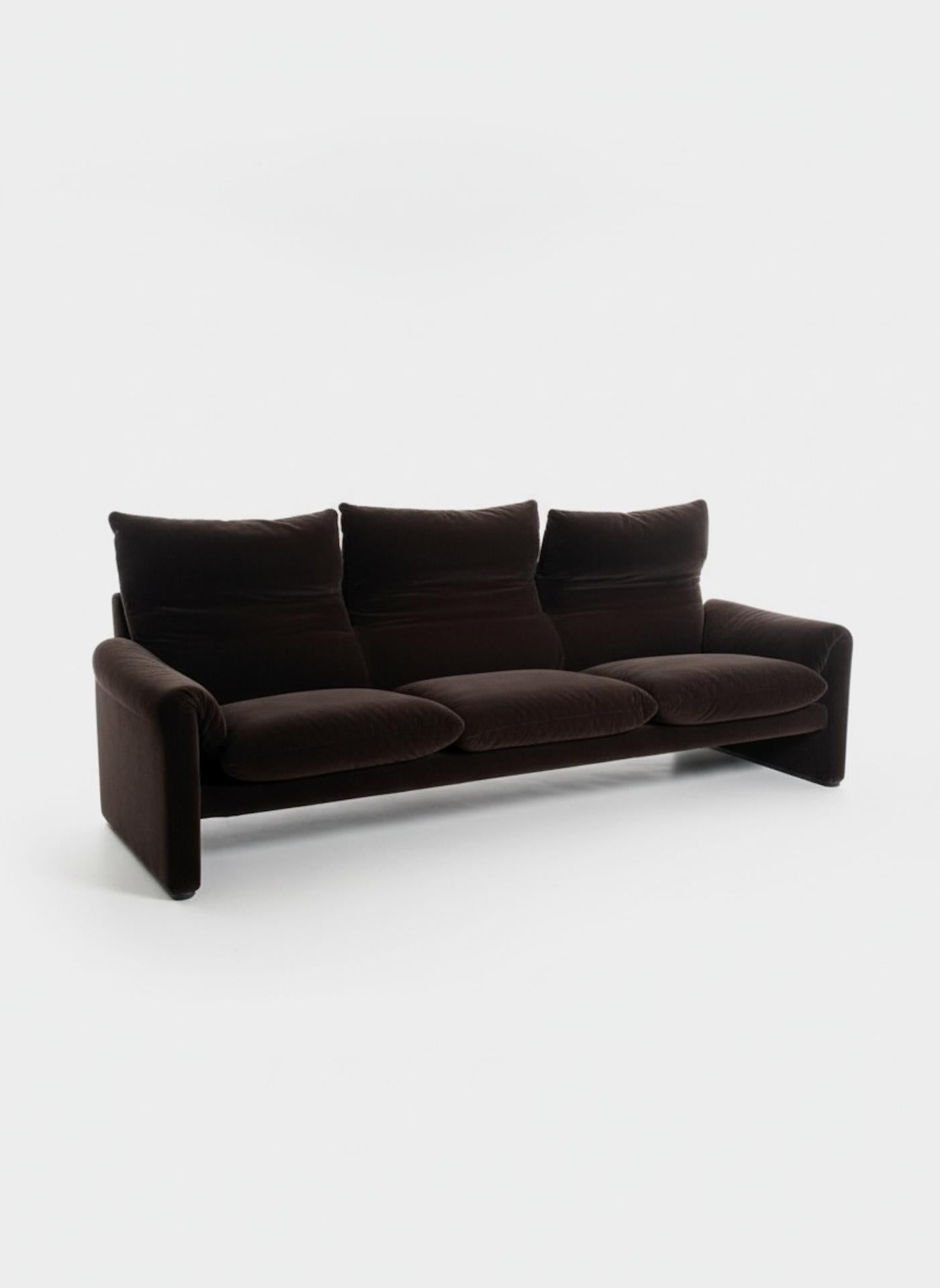 Maralunga 3 seater velvet sofa by Vico Magistretti for Cassina 60s, 70s im Zustand „Gut“ im Angebot in Padova, IT