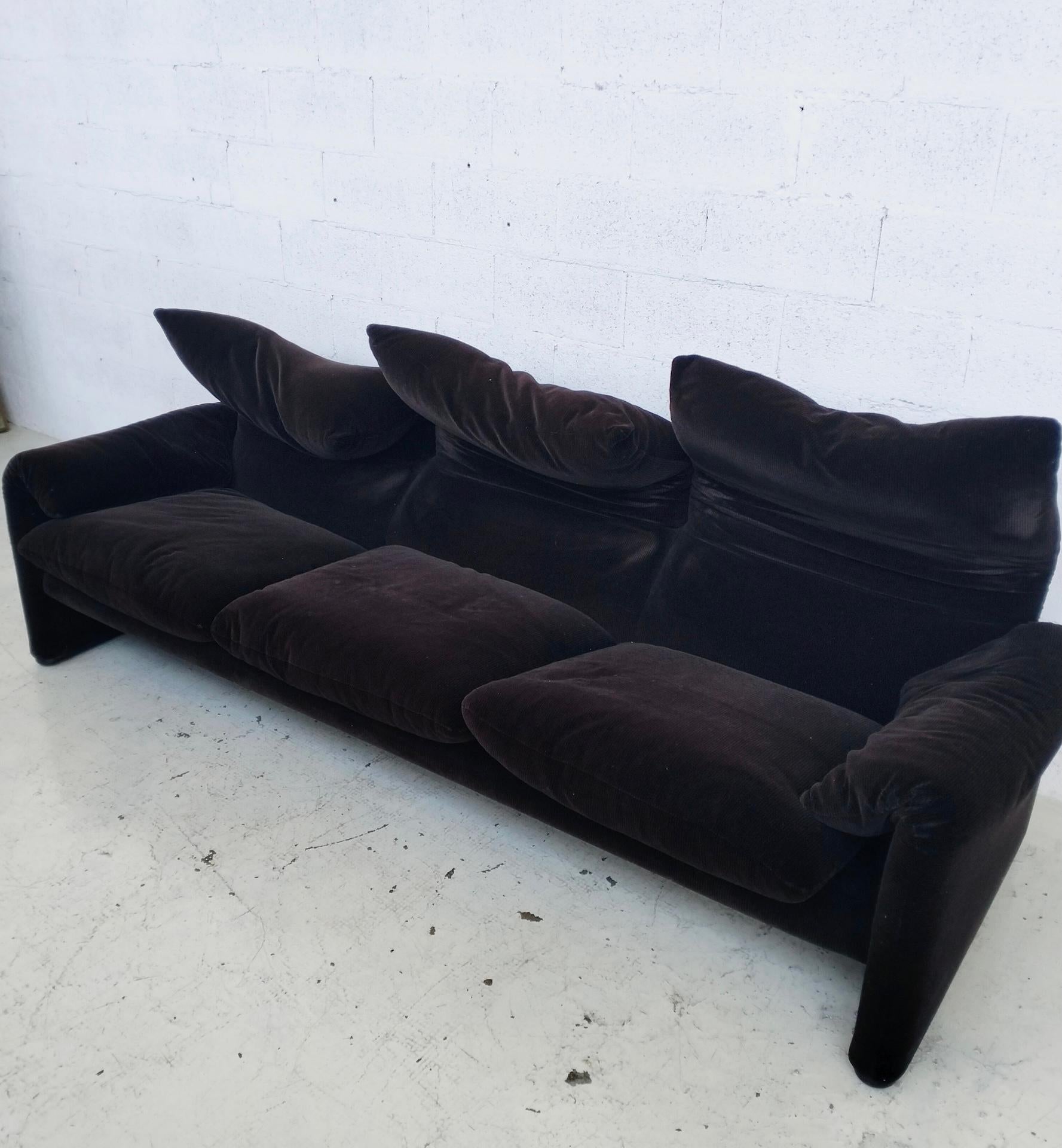Maralunga 3 seater velvet sofa by Vico Magistretti for Cassina 60s, 70s (Mitte des 20. Jahrhunderts) im Angebot