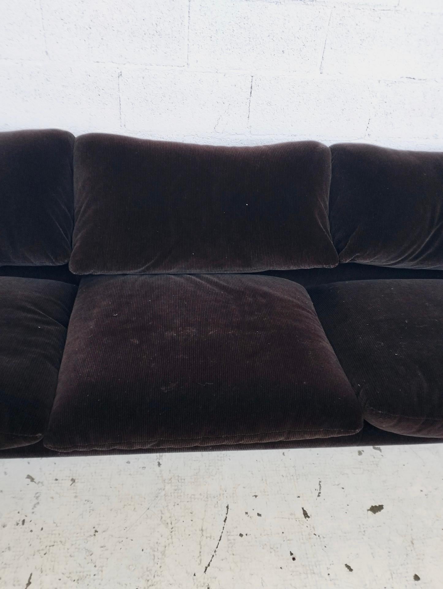 Maralunga 3 seater velvet sofa by Vico Magistretti for Cassina 60s, 70s (Samt) im Angebot