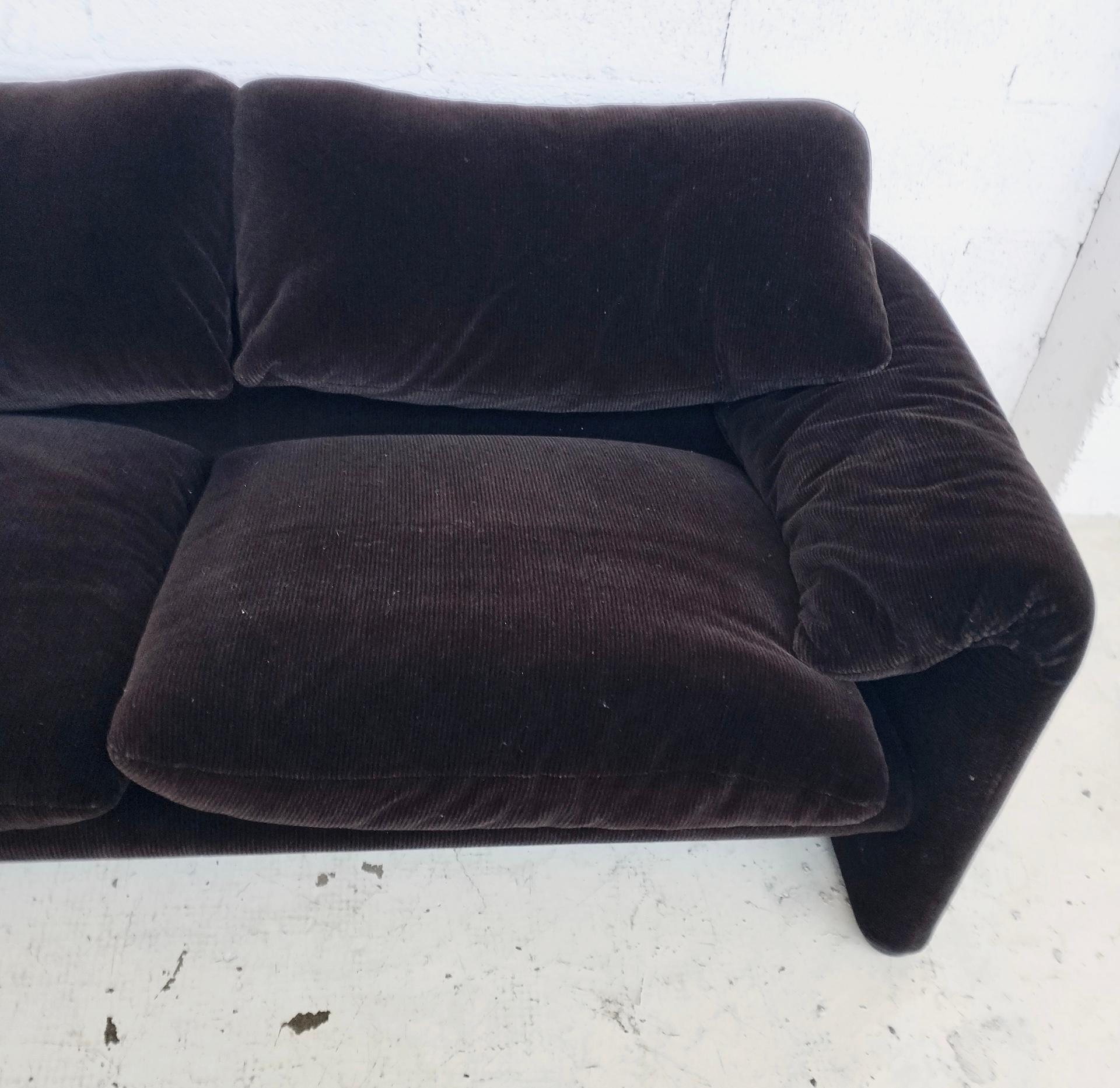 Maralunga 3 seater velvet sofa by Vico Magistretti for Cassina 60s, 70s im Angebot 1