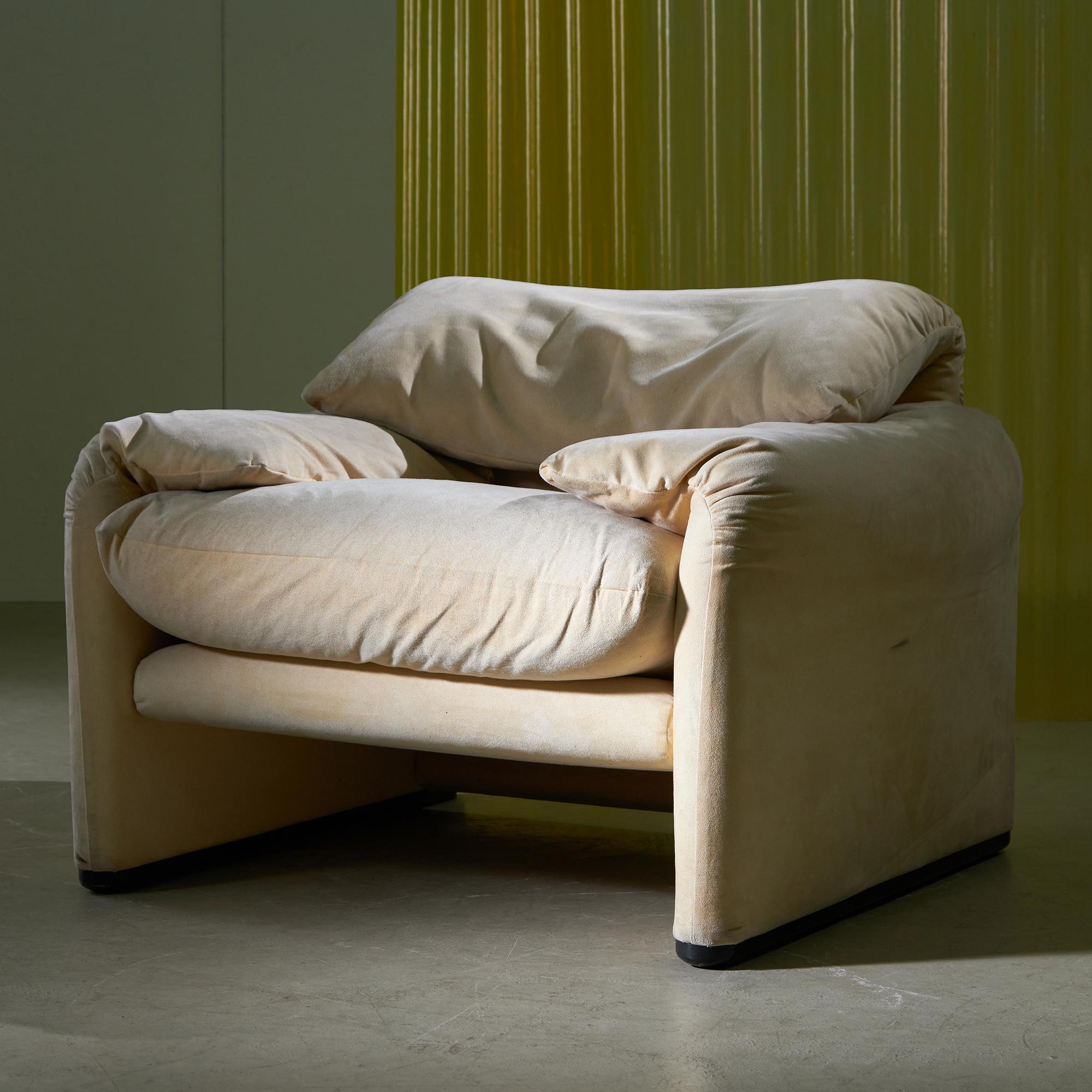 Designed in 1973 by Vico Magistretti, and winner of a Compasso d’Oro award in 1979, the Maralunga 675 model immediately made its mark as an icon with great strength and impact on the international market. Its uniqueness is associated to the hidden