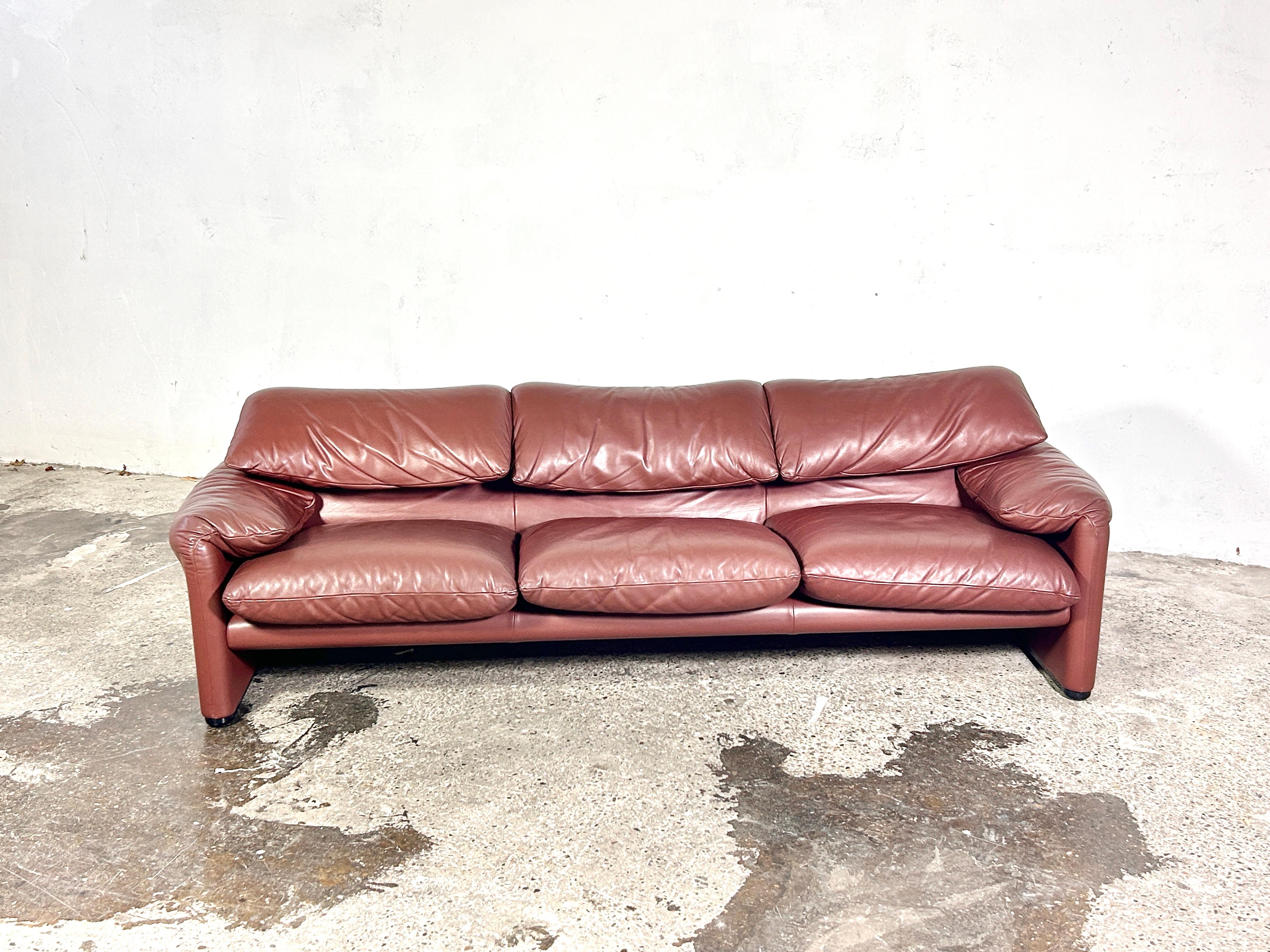 Maralunga 675 leather sofa designed by Vico Magistretti for Cassina, 1974 3