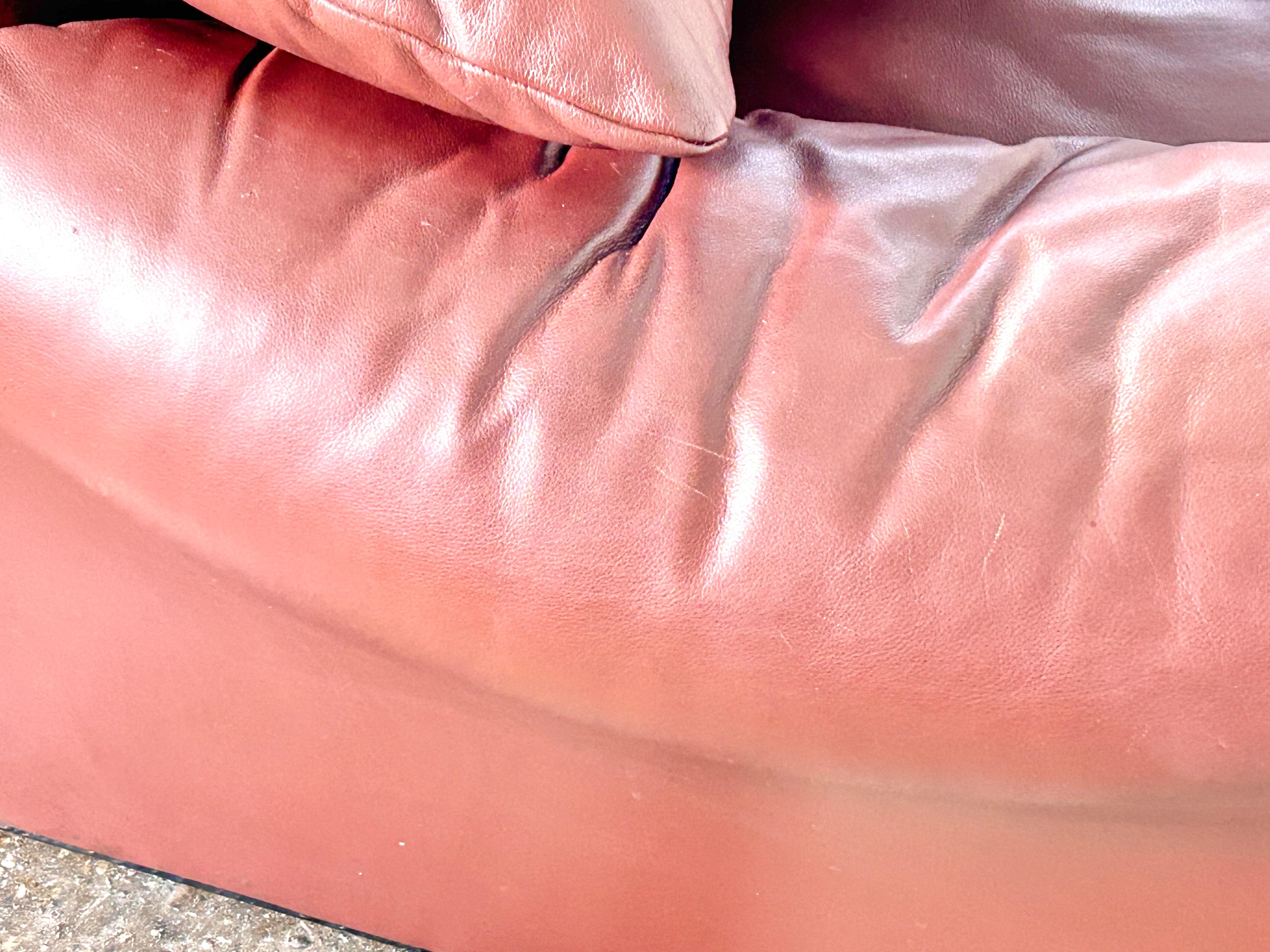 Maralunga 675 leather sofa designed by Vico Magistretti for Cassina, 1974 4