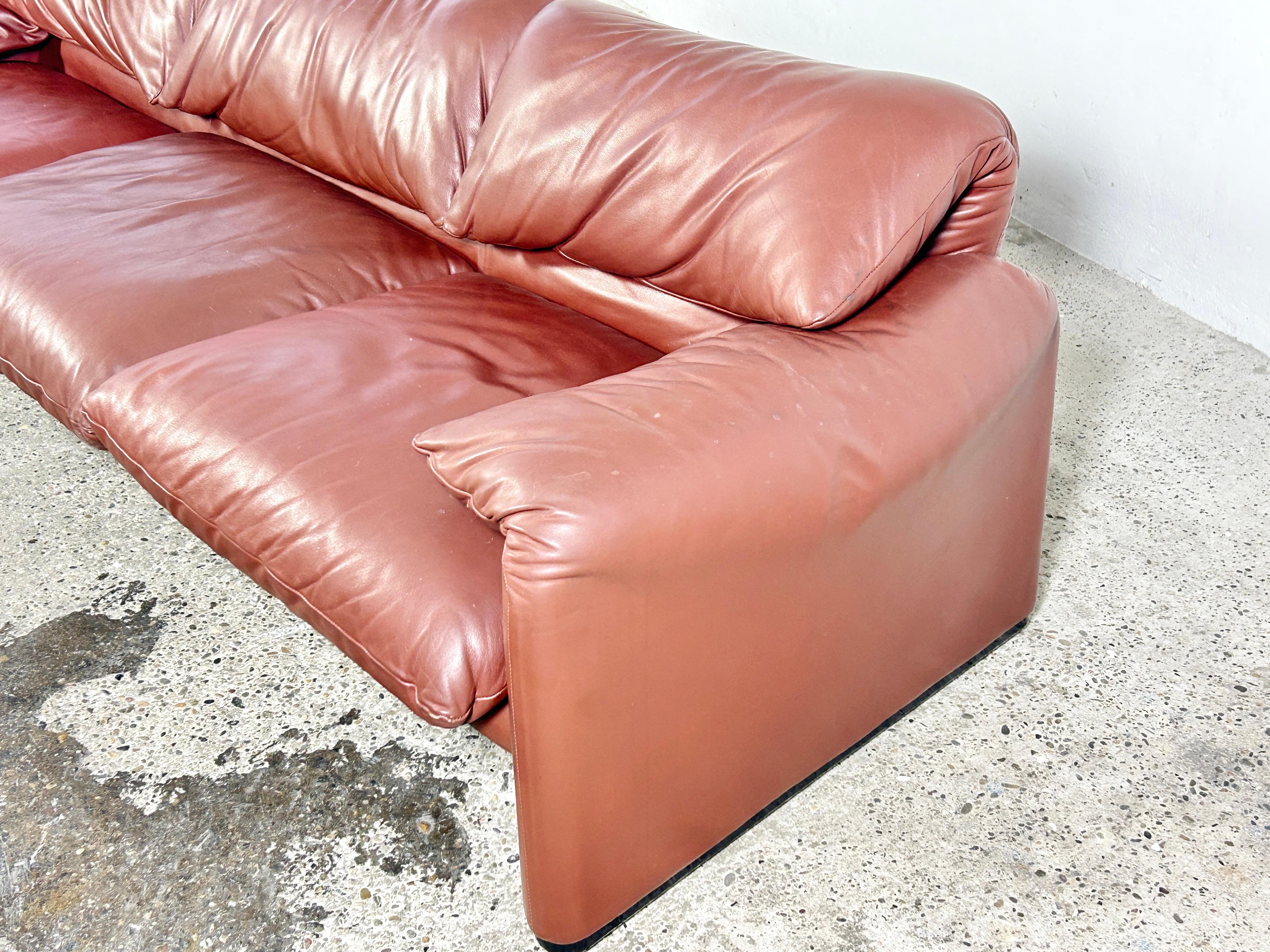 Maralunga 675 leather sofa designed by Vico Magistretti for Cassina, 1974 5