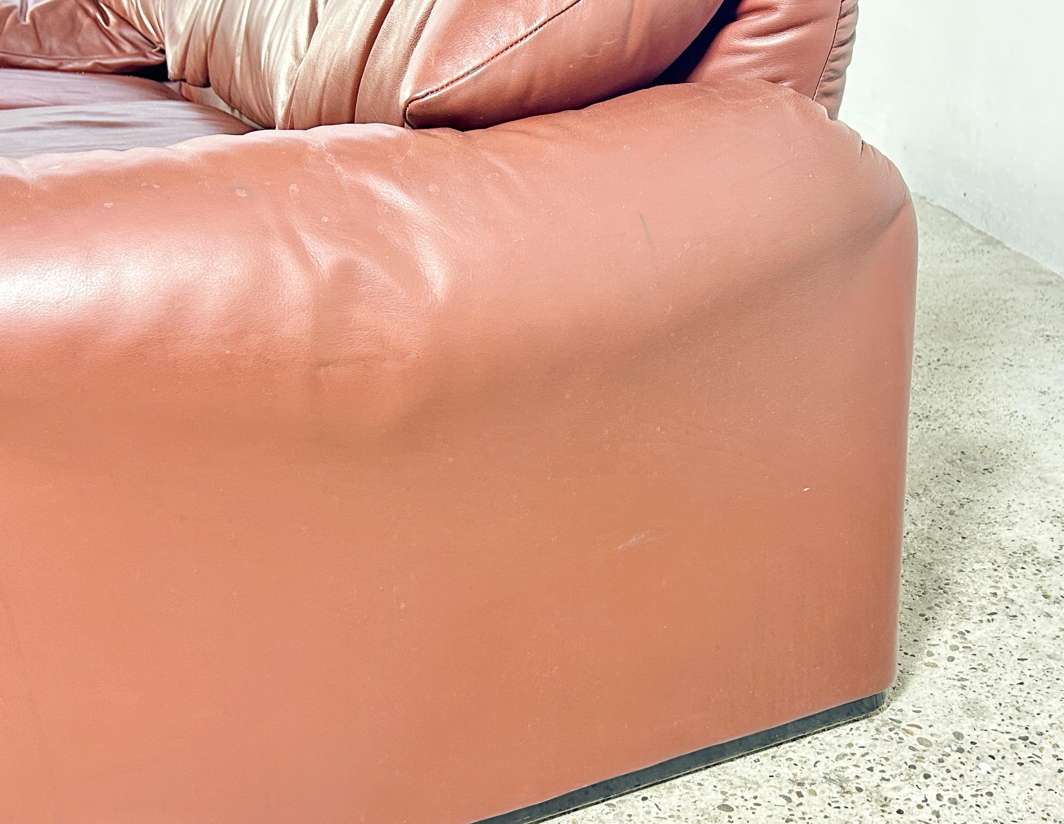 Maralunga 675 leather sofa designed by Vico Magistretti for Cassina, 1974 6