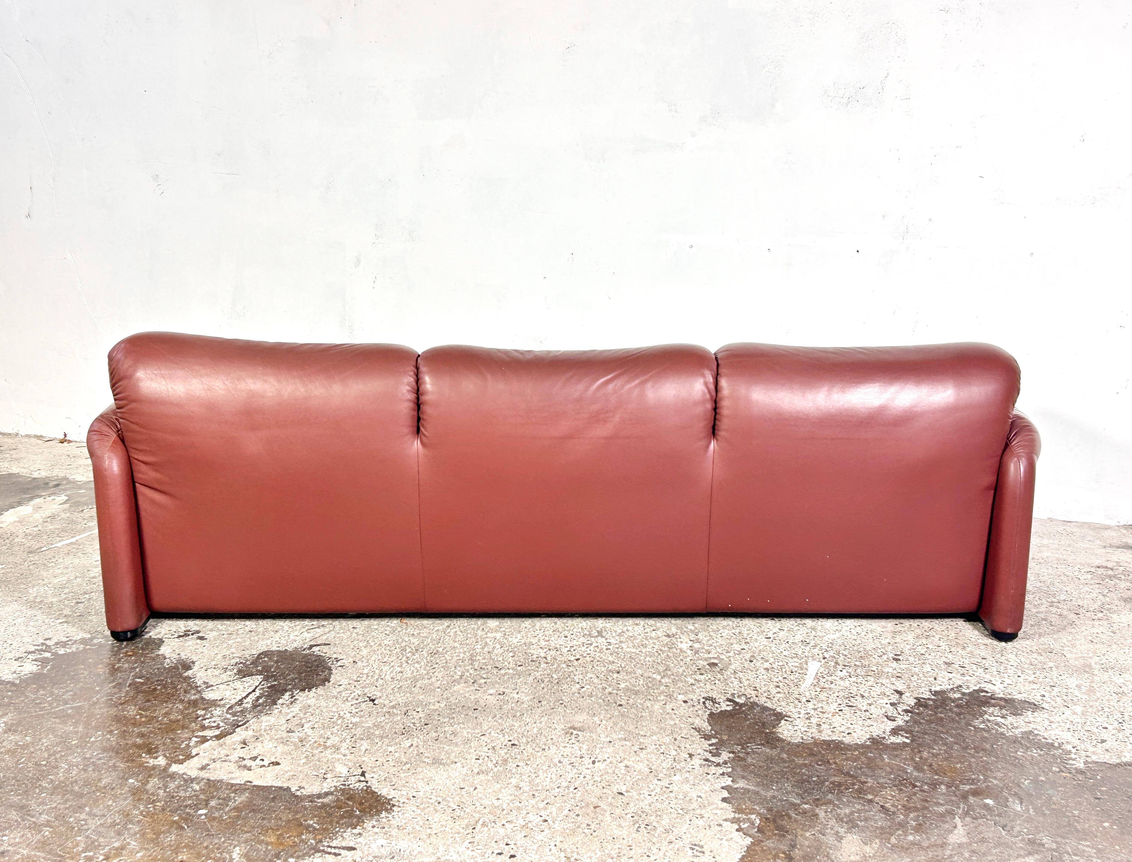 Maralunga 675 leather sofa designed by Vico Magistretti for Cassina, 1974 8