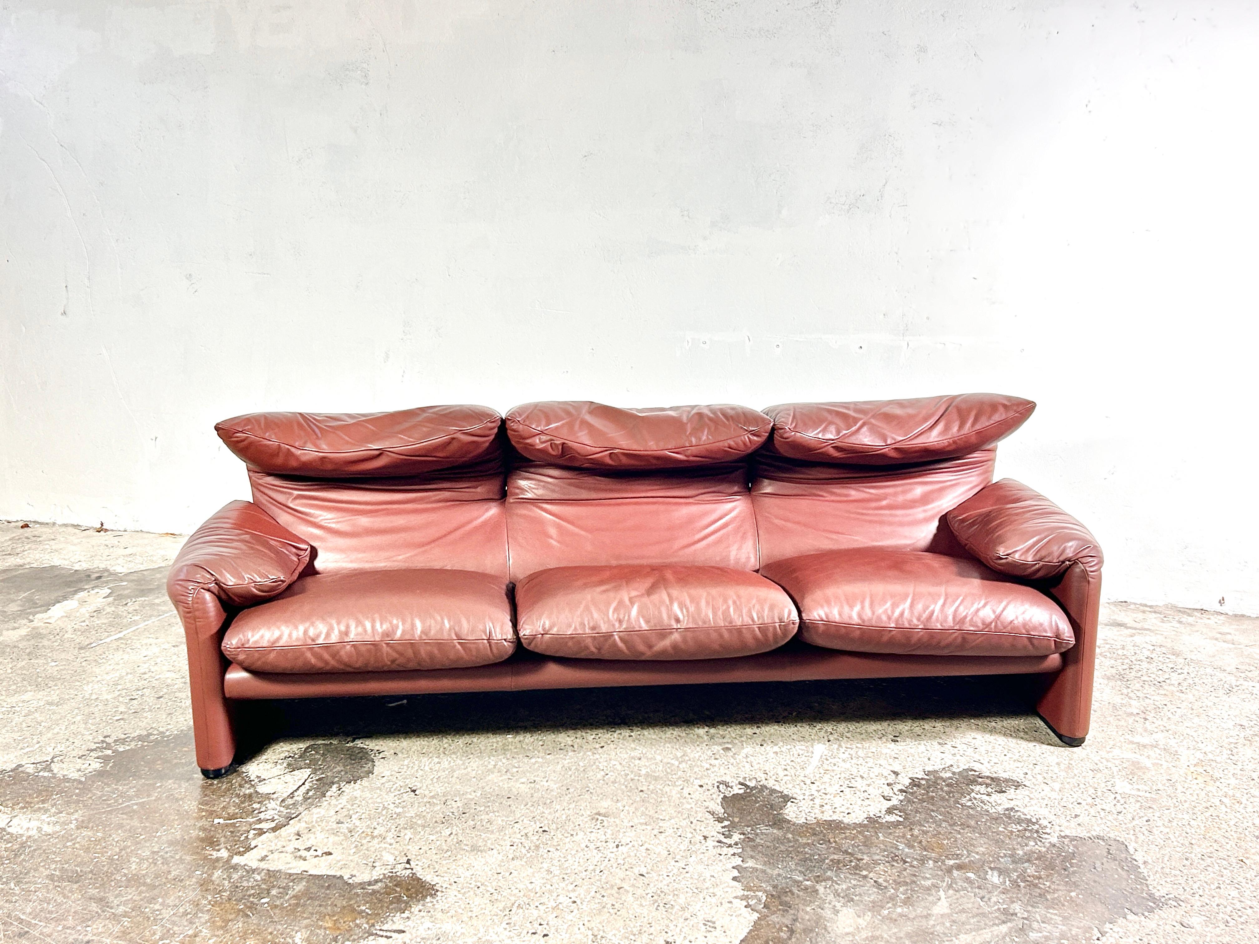 Maralunga 675 leather sofa designed by Vico Magistretti for Cassina, 1974 10