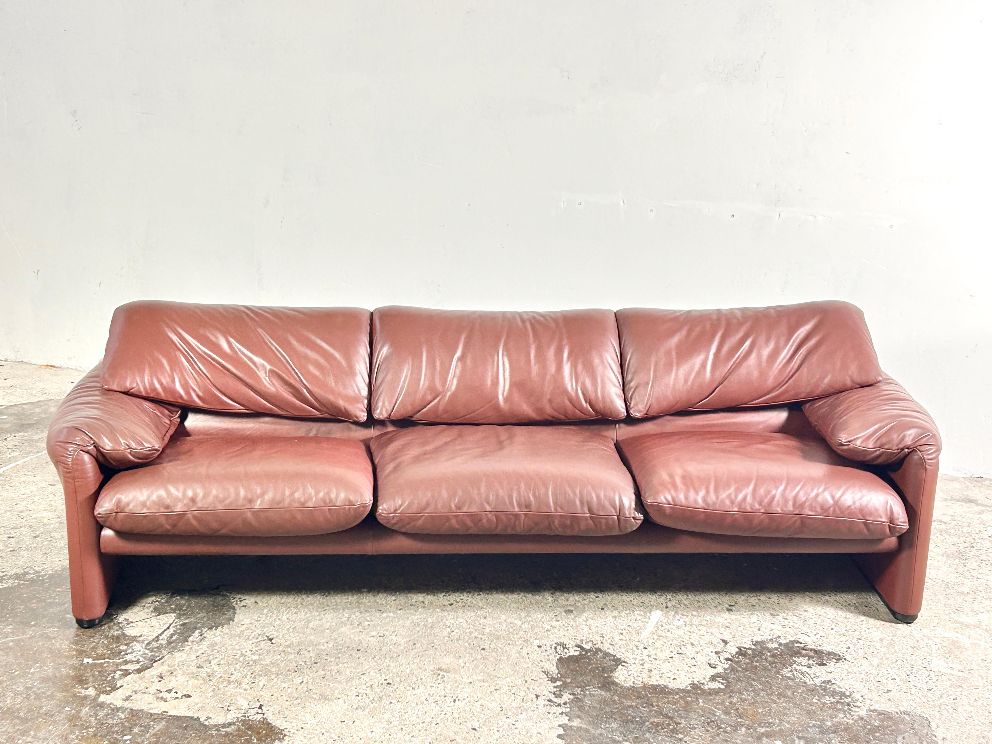 Maralunga 3-seater sofa designed by Vico Magistretti for Cassina, 1974.

Beautiful Edition, manufactured ca. 1980, 
with chestnut-brown leather upholstery.

The sofa is in very good vintage condition, with signs of use appropriate to age and wear.