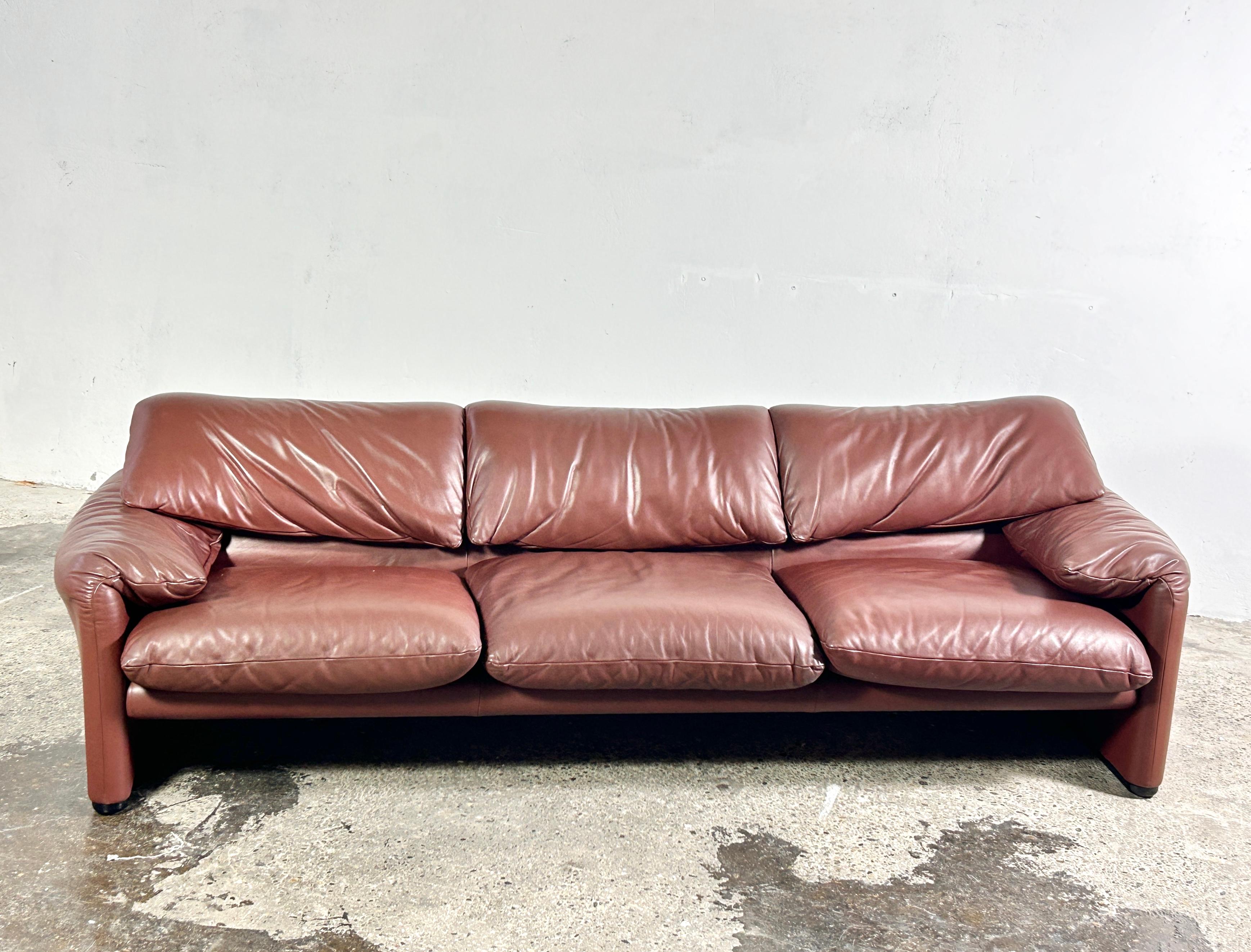 Post-Modern Maralunga 675 leather sofa designed by Vico Magistretti for Cassina, 1974