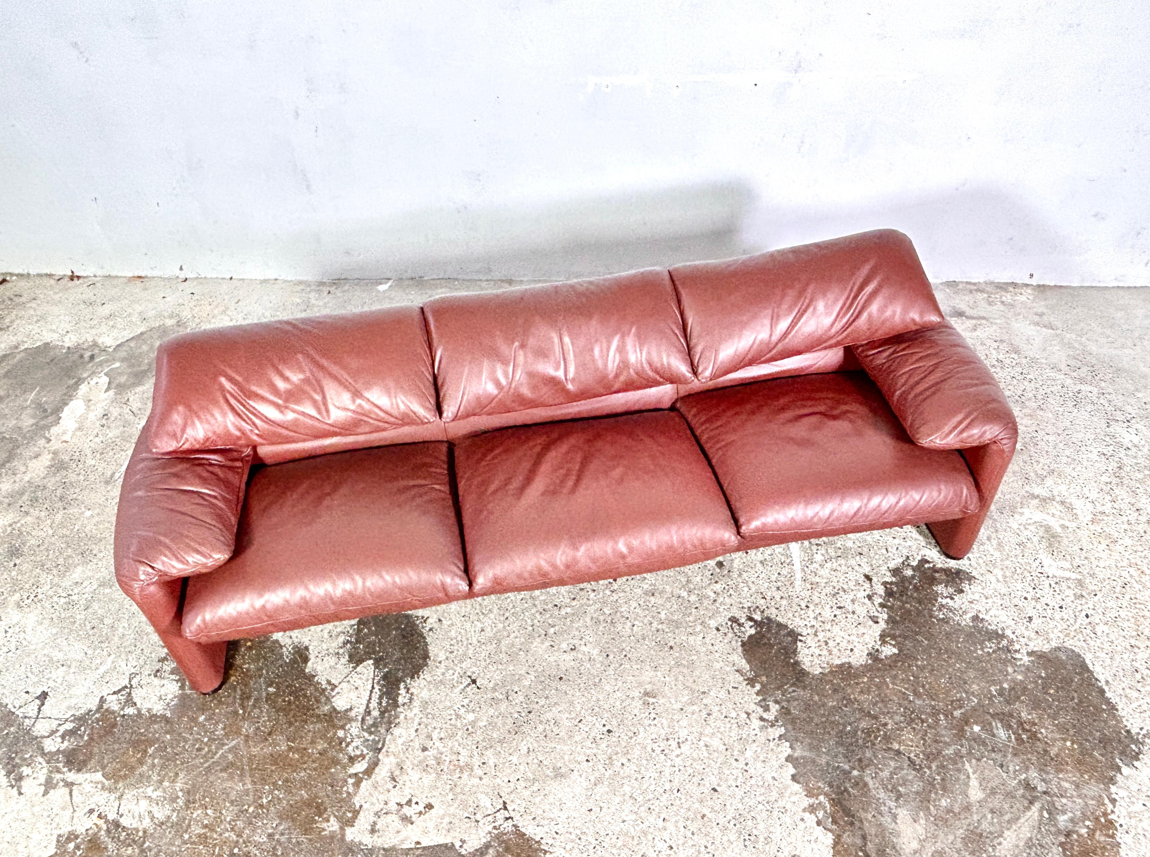 Italian Maralunga 675 leather sofa designed by Vico Magistretti for Cassina, 1974