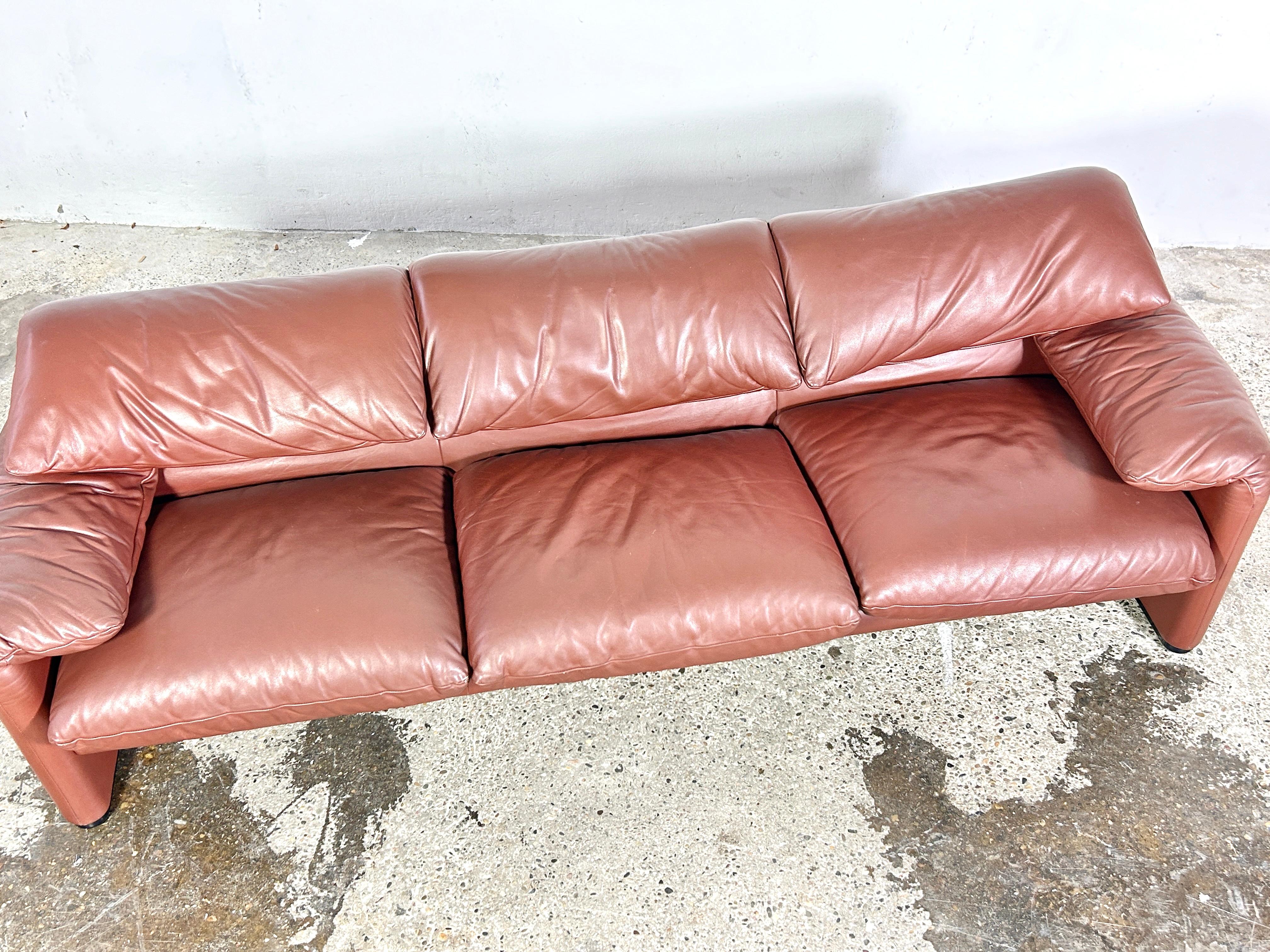 Maralunga 675 leather sofa designed by Vico Magistretti for Cassina, 1974 In Good Condition In Offenburg, Baden Wurthemberg