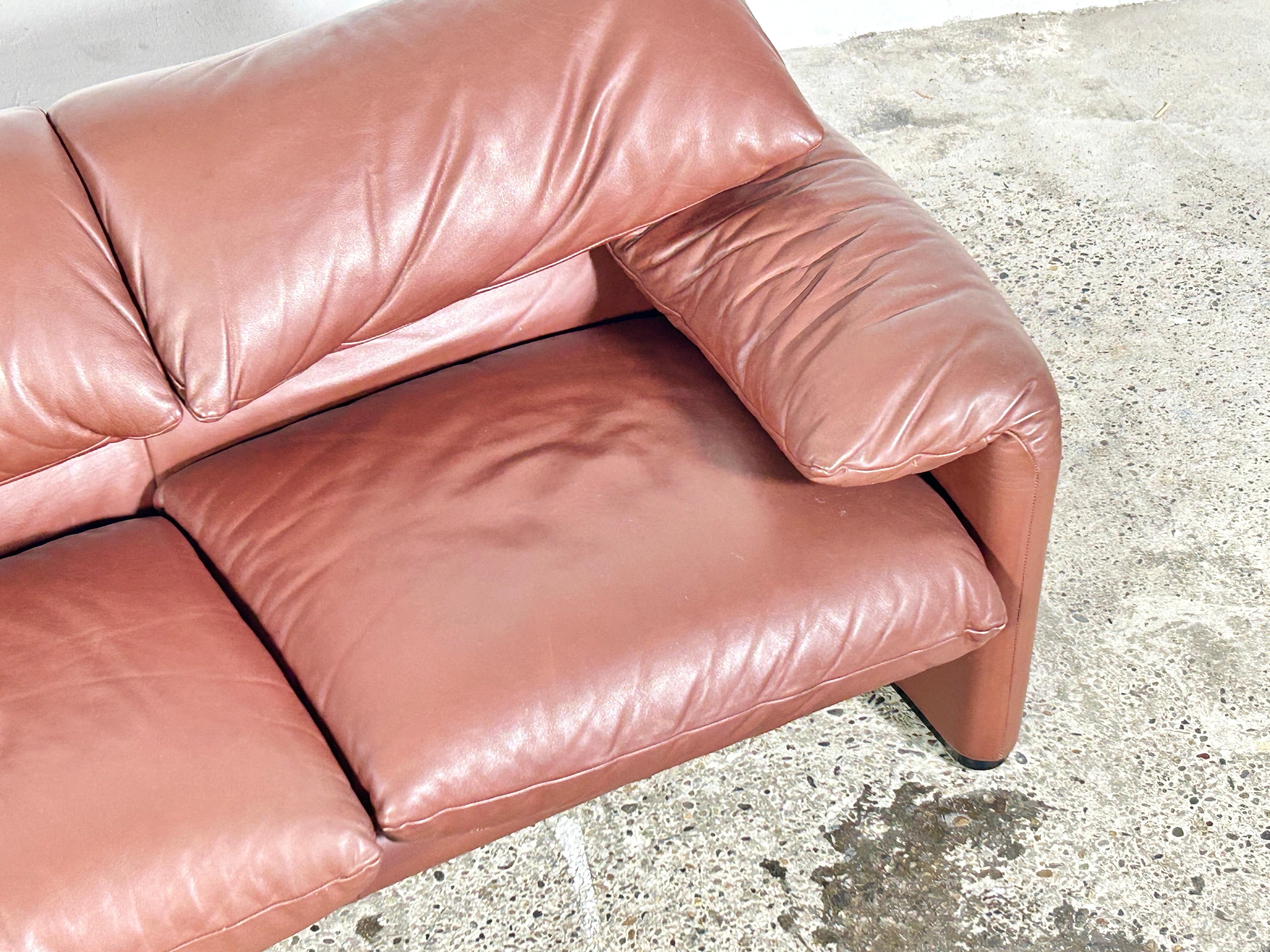 Leather Maralunga 675 leather sofa designed by Vico Magistretti for Cassina, 1974