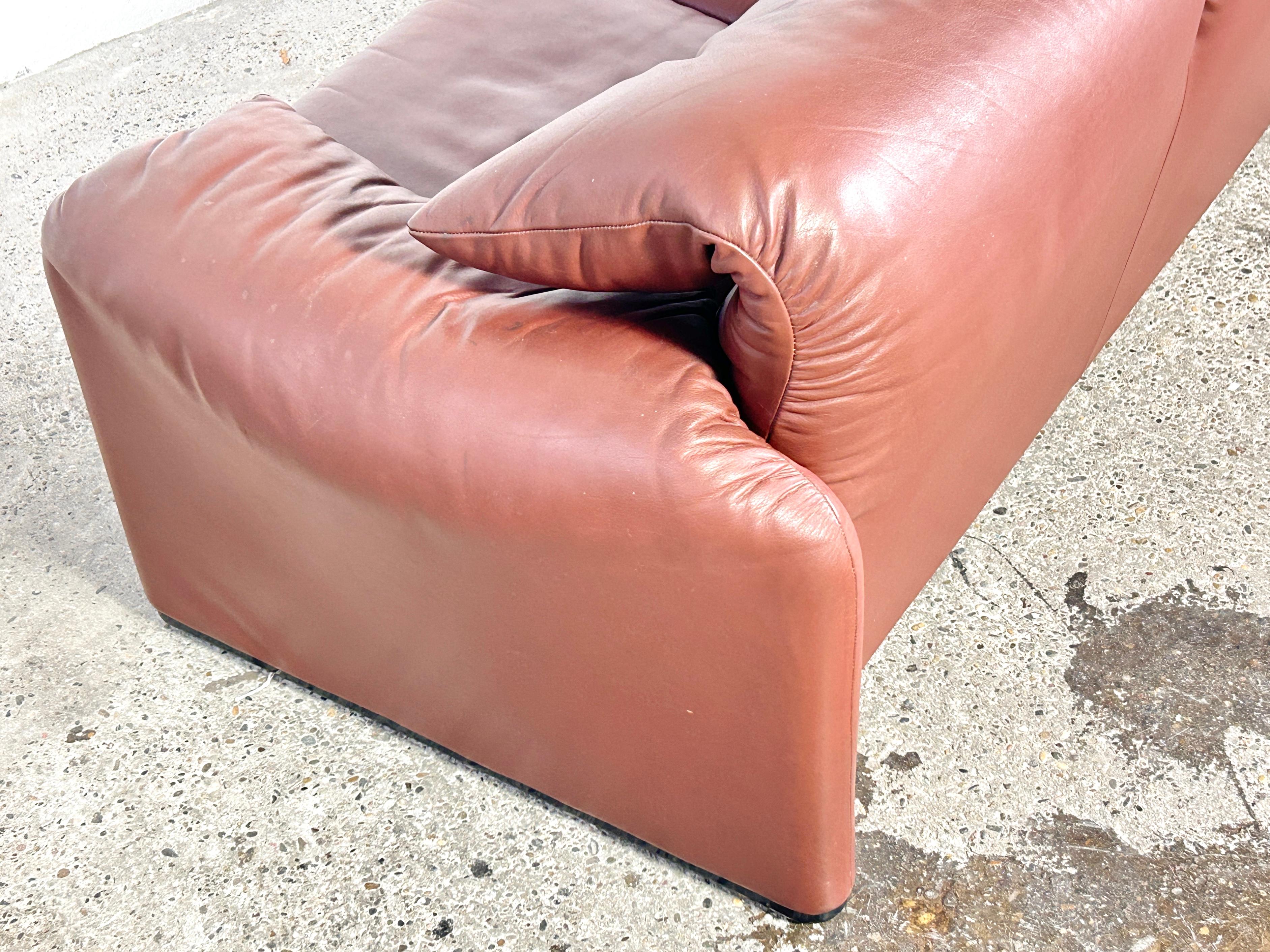 Maralunga 675 leather sofa designed by Vico Magistretti for Cassina, 1974 1