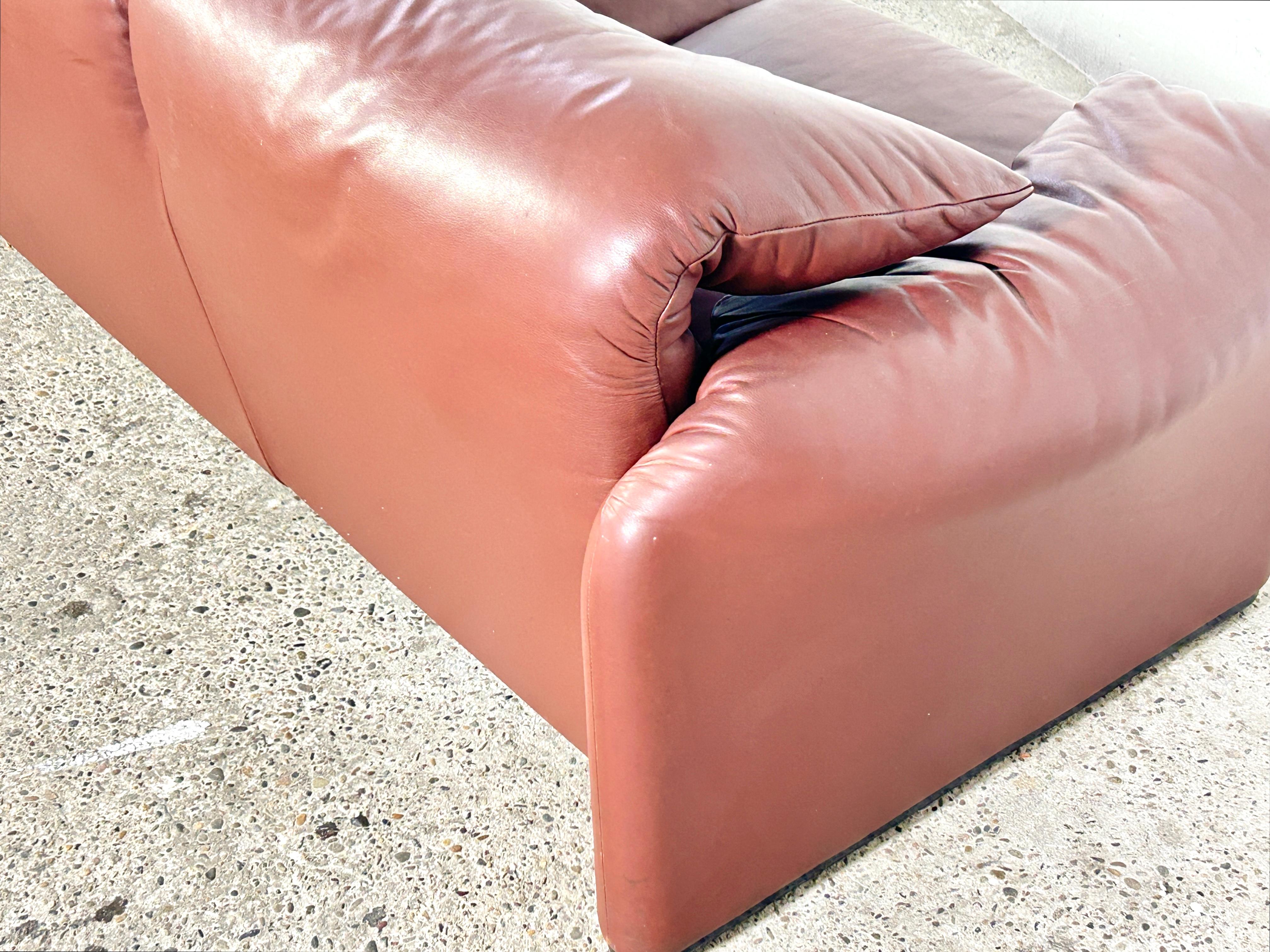 Maralunga 675 leather sofa designed by Vico Magistretti for Cassina, 1974 2
