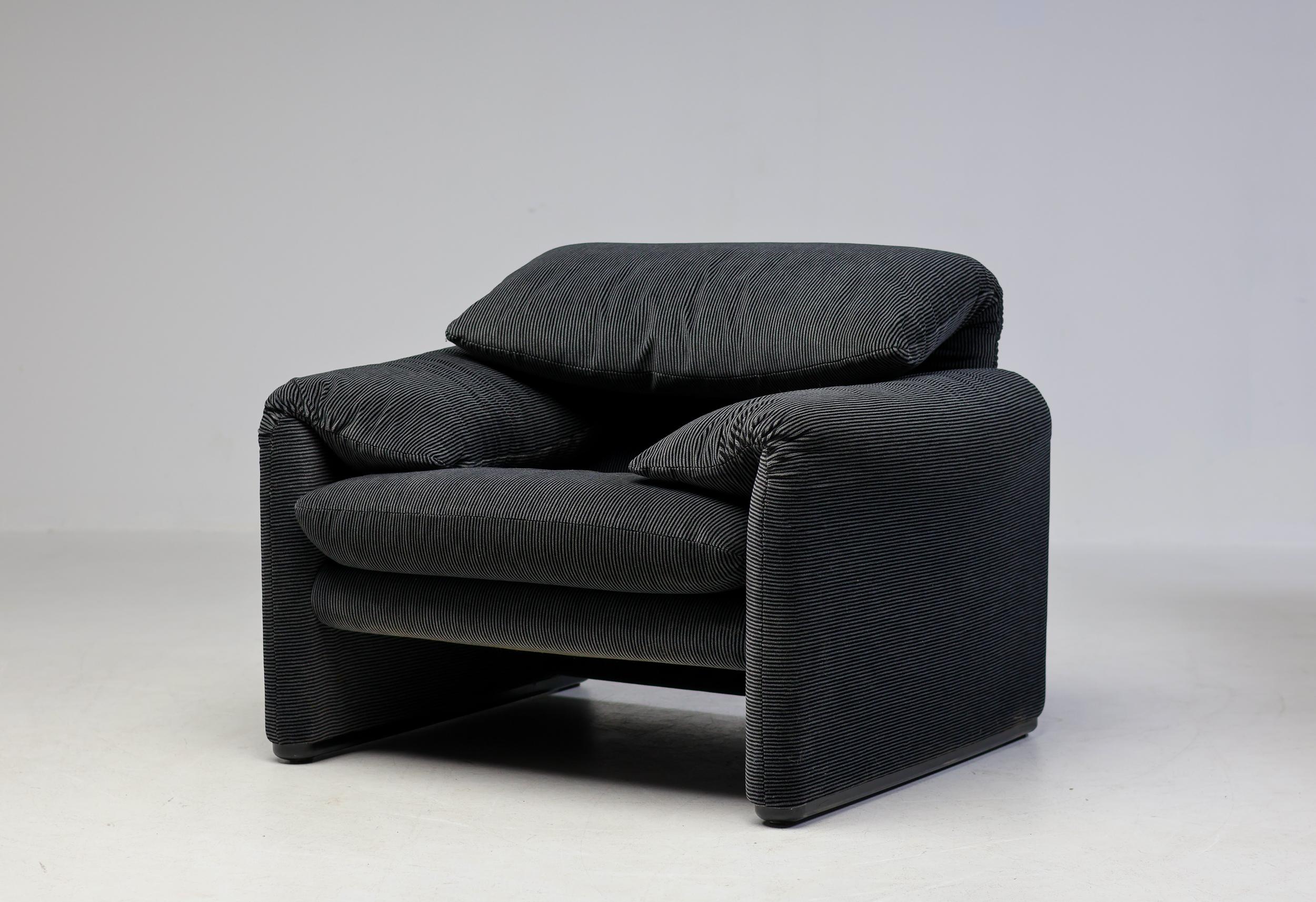 Maralunga 675 Sofa, Armchair and Ottoman by Vico Magistretti for Cassina For Sale 3