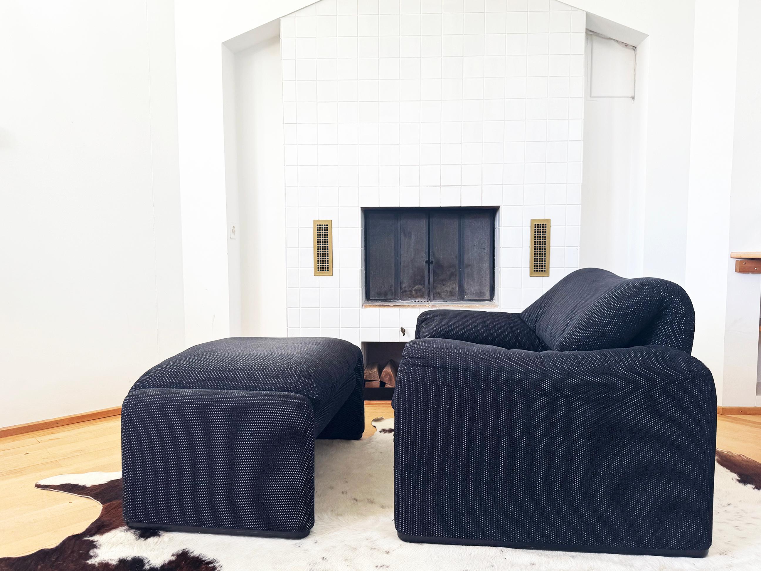 Upholstery Maralunga Armchair and Ottoman by Vico Magistretti for Cassina Matte Black For Sale