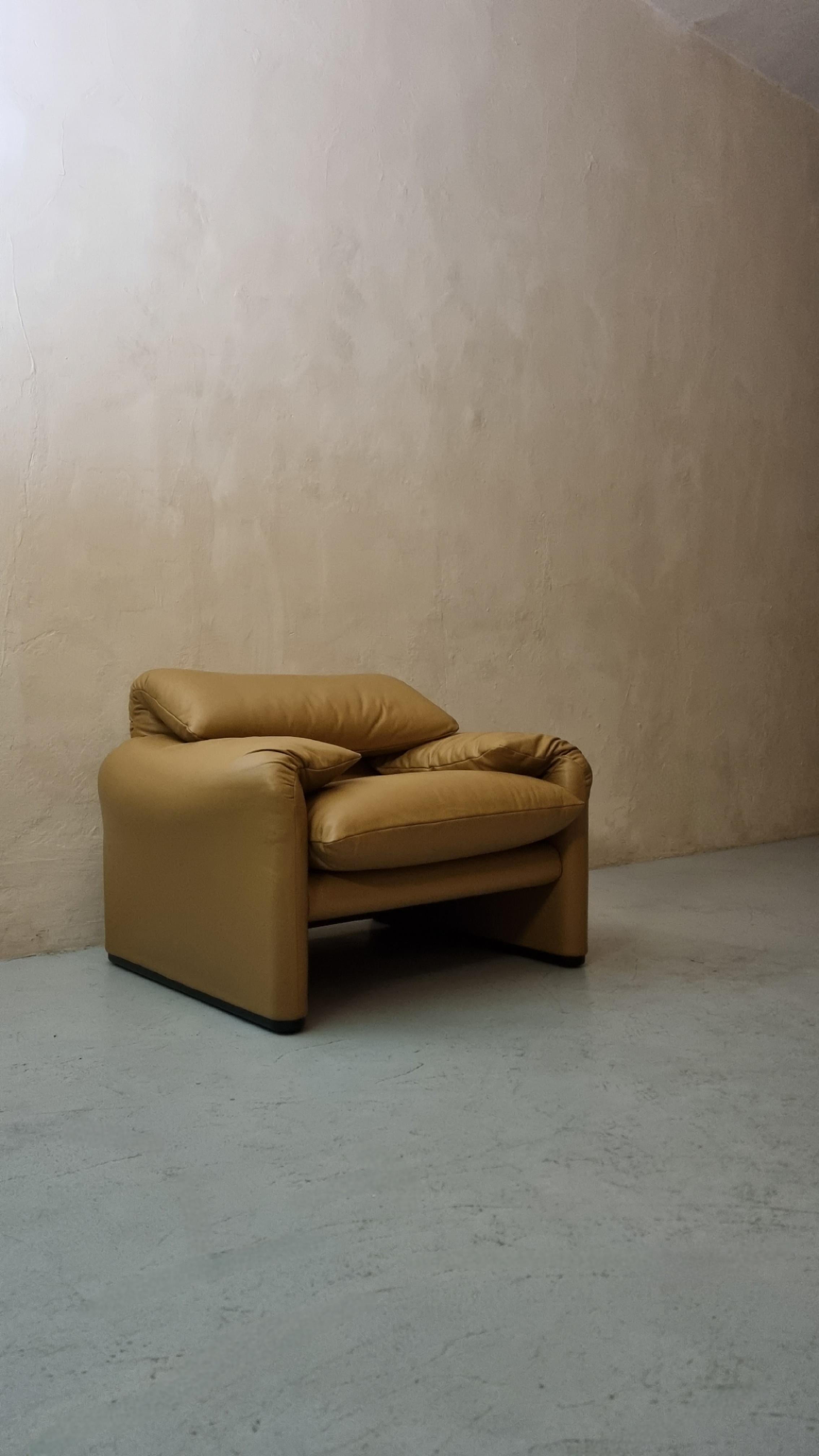 Armchair designed by Vico Magistretti for Cassina, 1973.
Tubular steel frame structure, polyurethane, leather.
Excellent condition, restored.

The project won the Compasso d' Oro in 1979 and is one of the most widely sold pieces of Italian