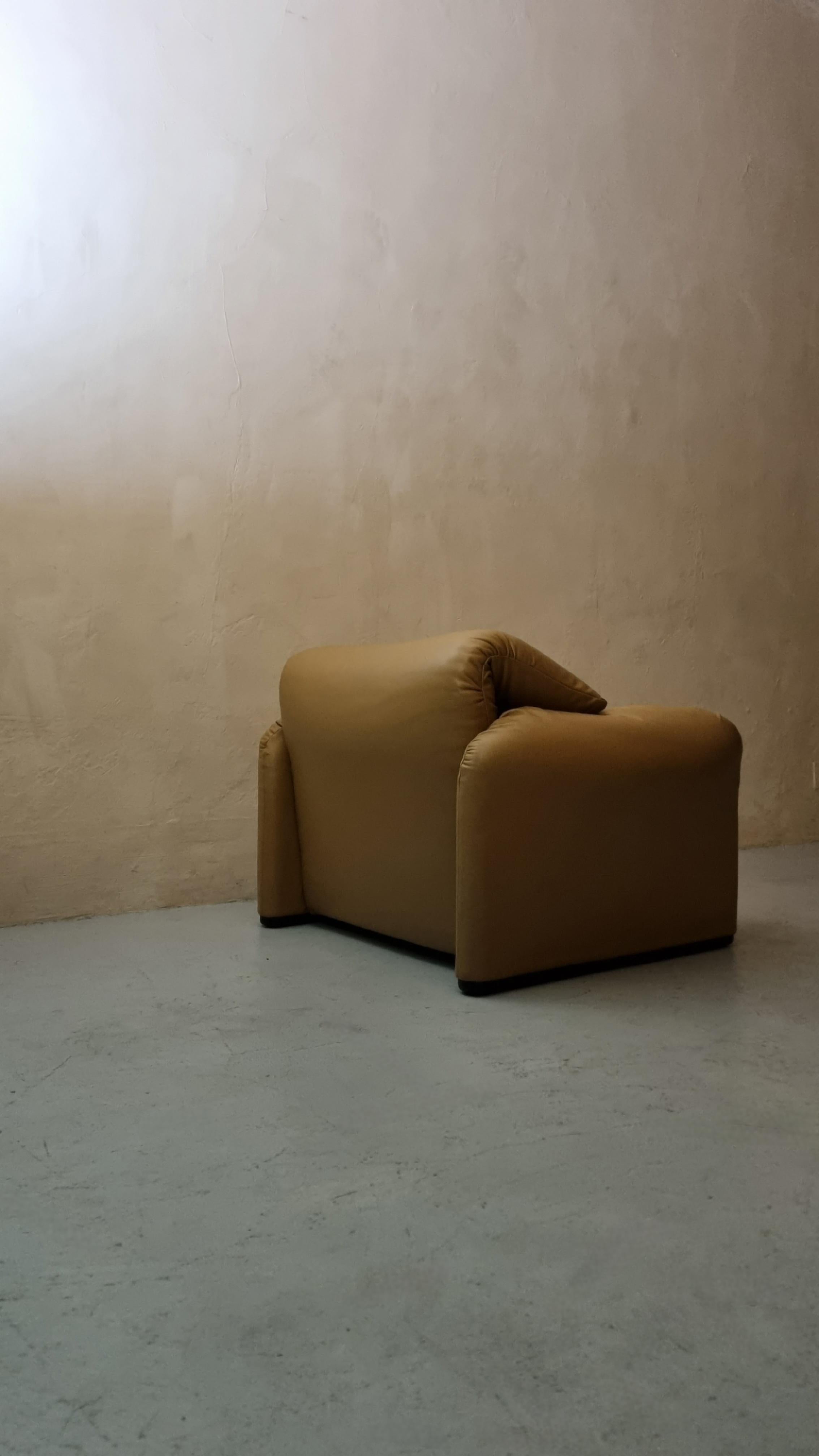 Mid-Century Modern Maralunga armchair designed by Vico Magistretti for Cassina, 1973 For Sale