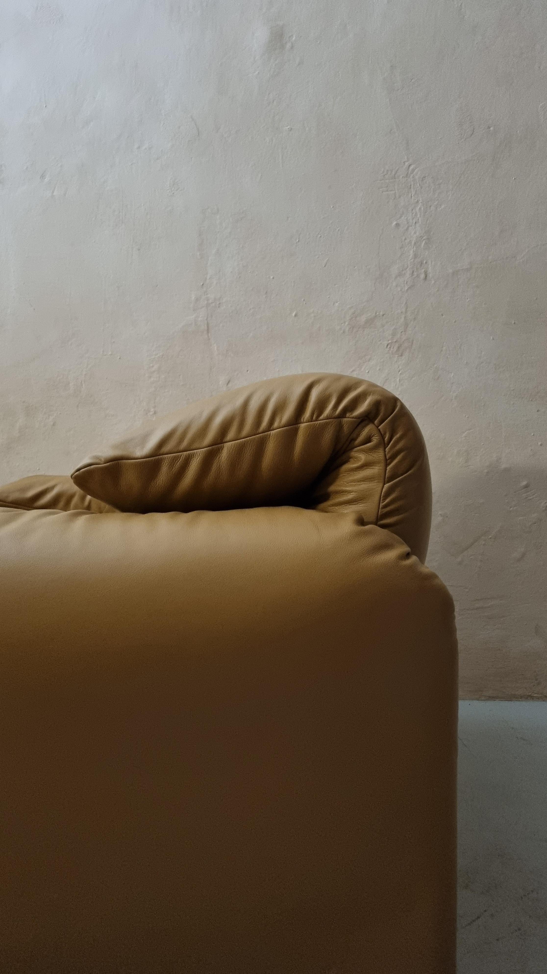 Italian Maralunga armchair designed by Vico Magistretti for Cassina, 1973 For Sale