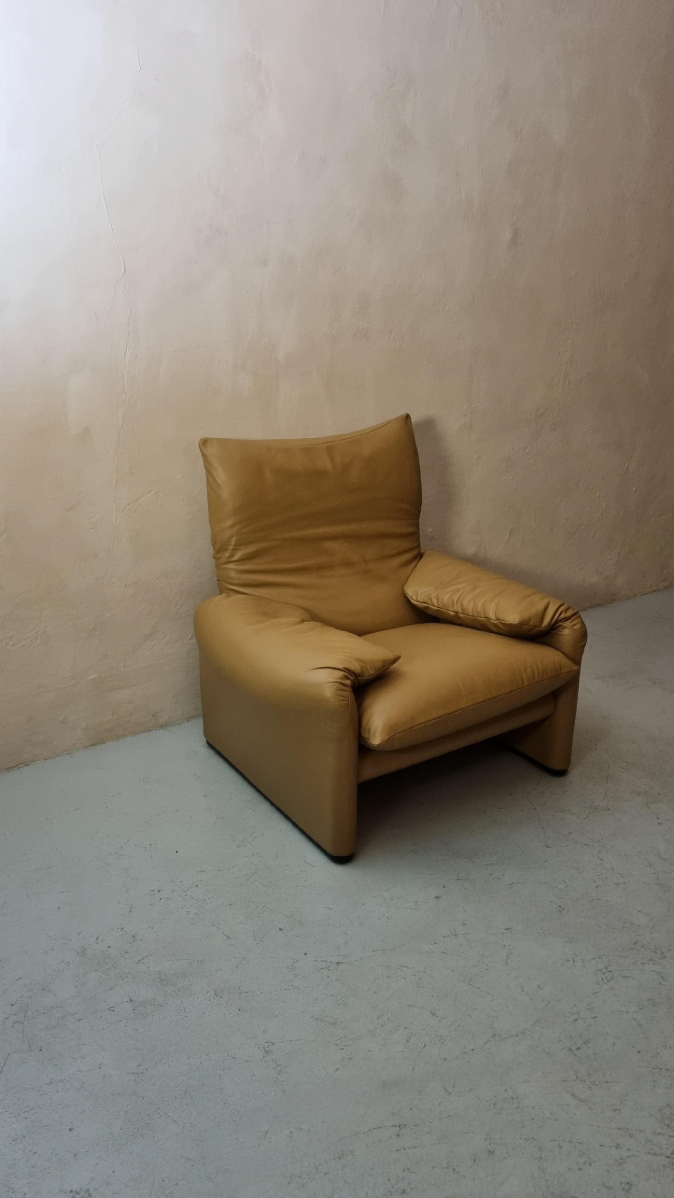 Maralunga armchair designed by Vico Magistretti for Cassina, 1973 In Excellent Condition For Sale In Arezzo, Italy