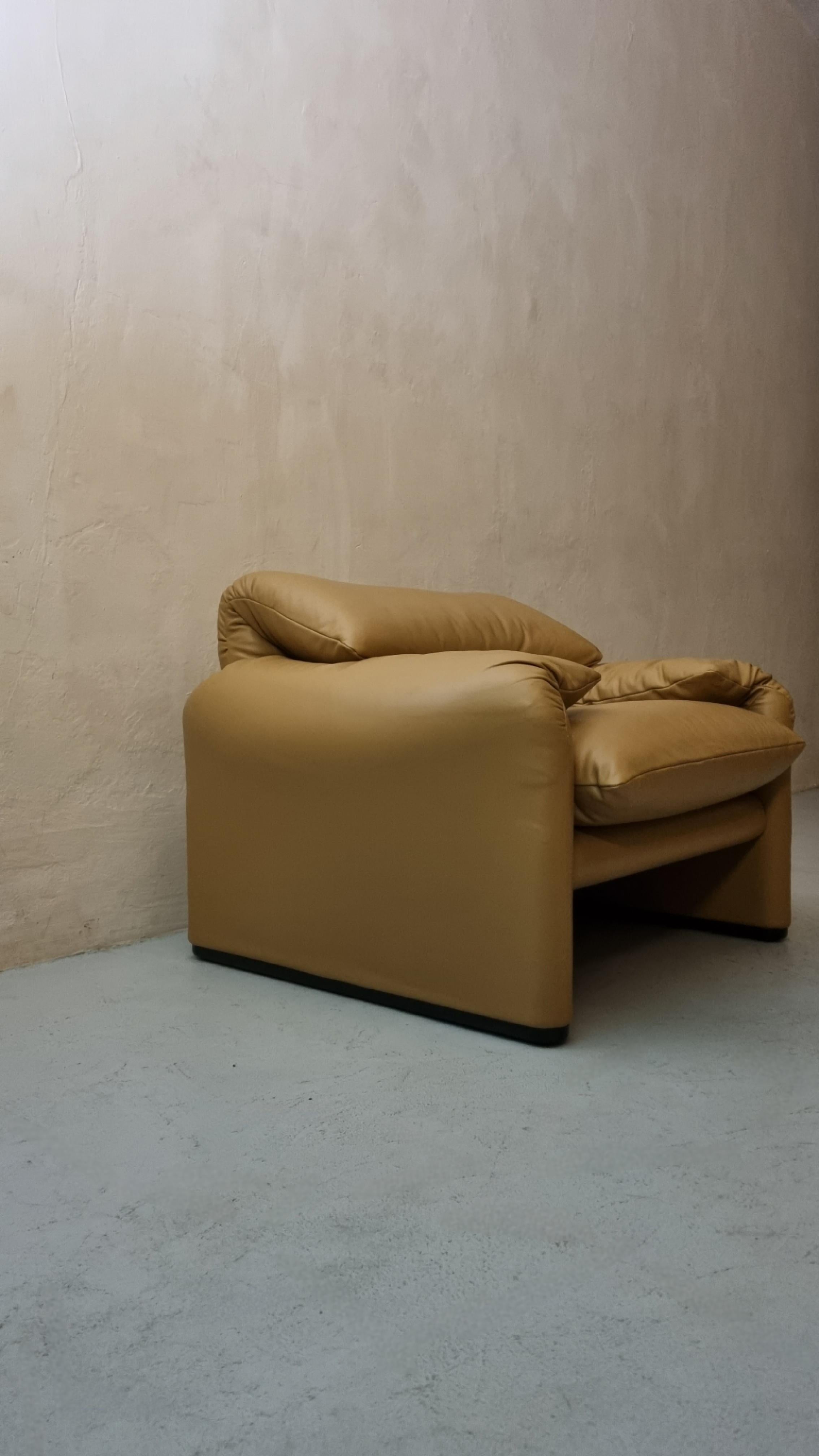 Maralunga armchair designed by Vico Magistretti for Cassina, 1973 For Sale 1
