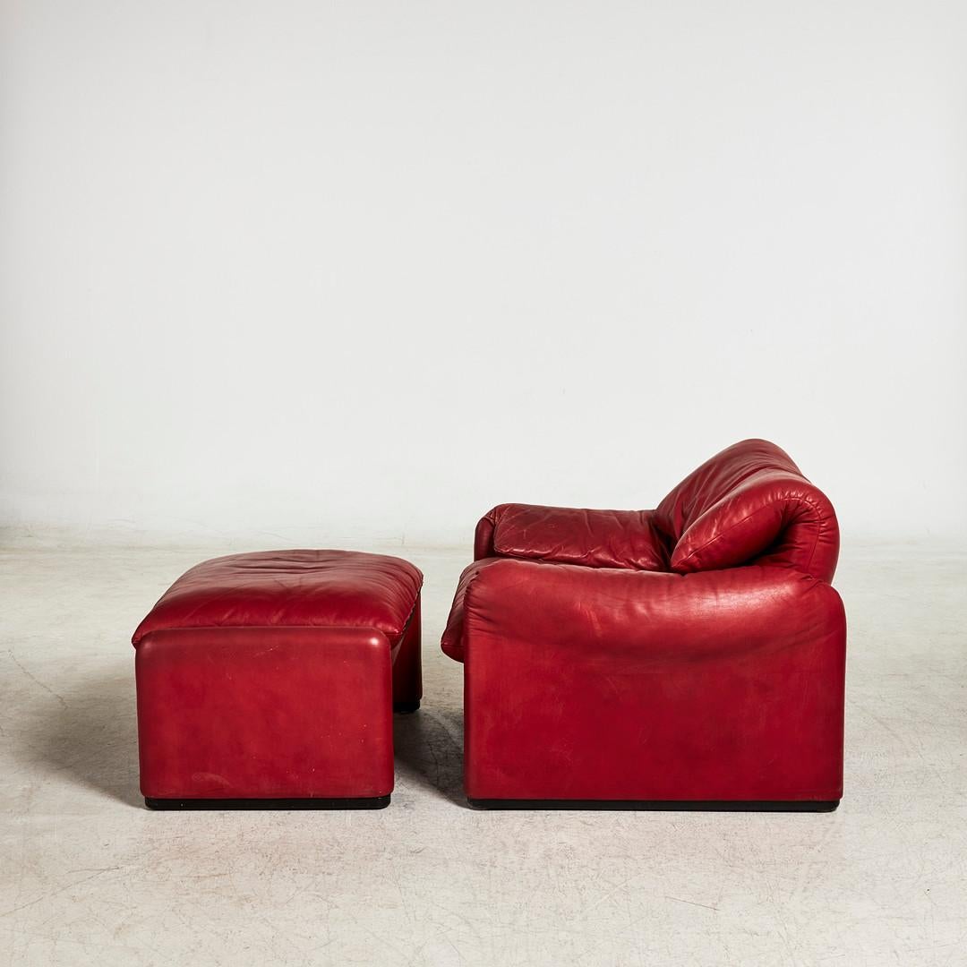 The red leather armchair of the Maralunga model, designed by Vico Magistretti in 1973, is an iconic testimony of Italian design of the mid-20th century. This piece, in excellent condition, embodies the timeless elegance and innovation characteristic