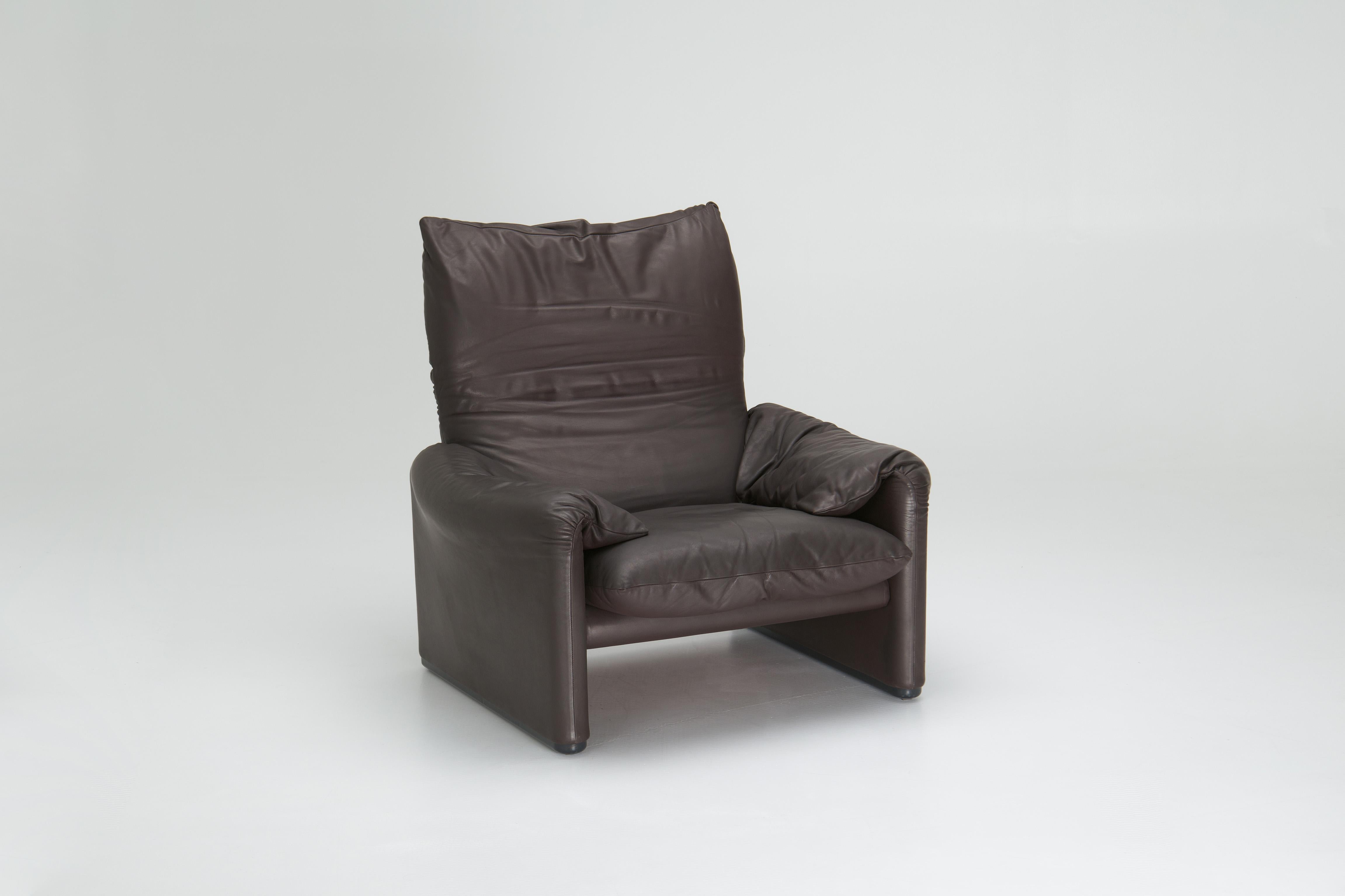 A 'Maralunga' armchair in dark brown leather upholstery, designed by Vico Magistretti for Cassina in the 1970's.
​It has an adjustable backrest, providing great comfort in both positions. The armchair is in very good condition, with minimal wear