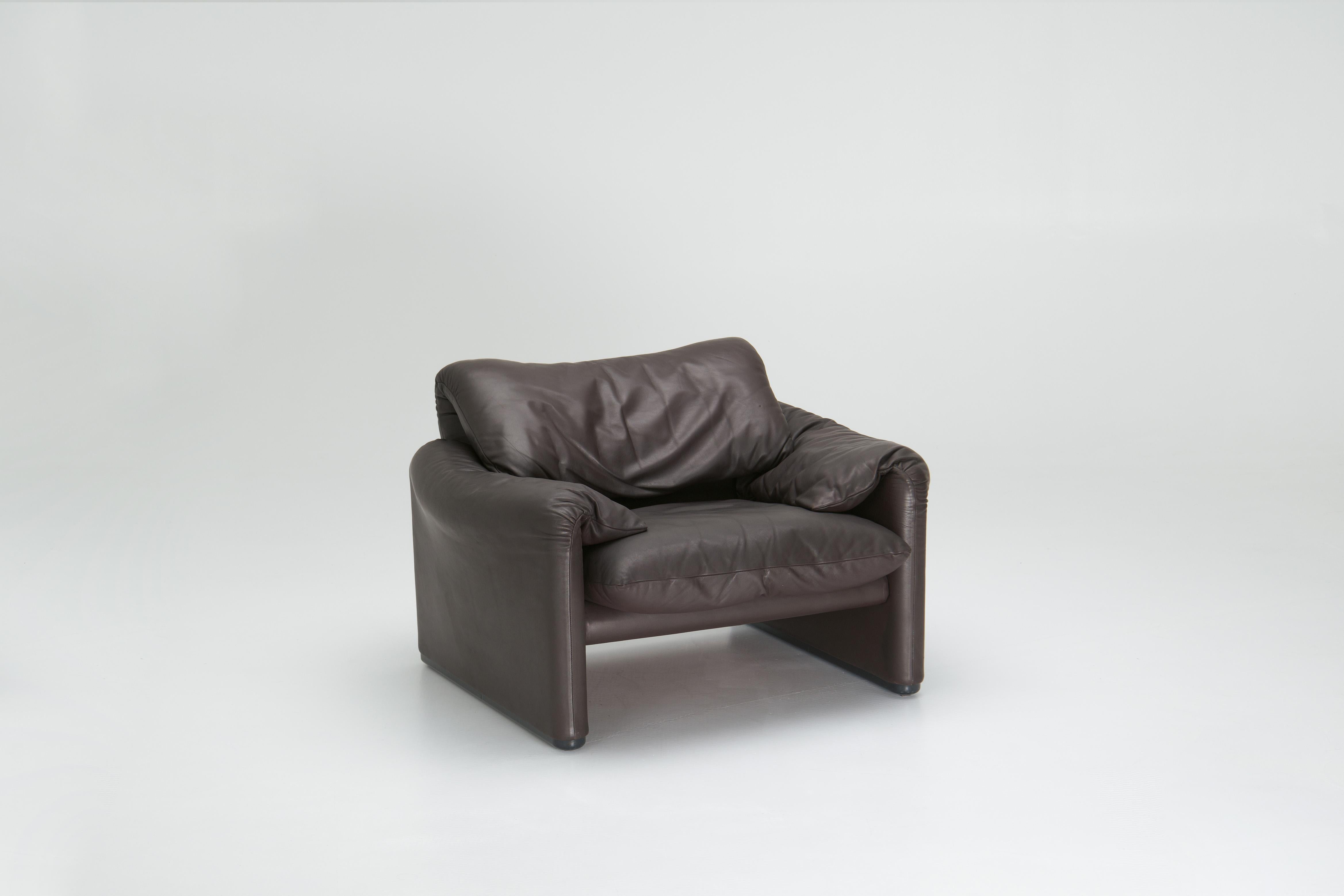 Leather 'Maralunga' armchair - Vico Magistretti - Vico Magistretti For Sale