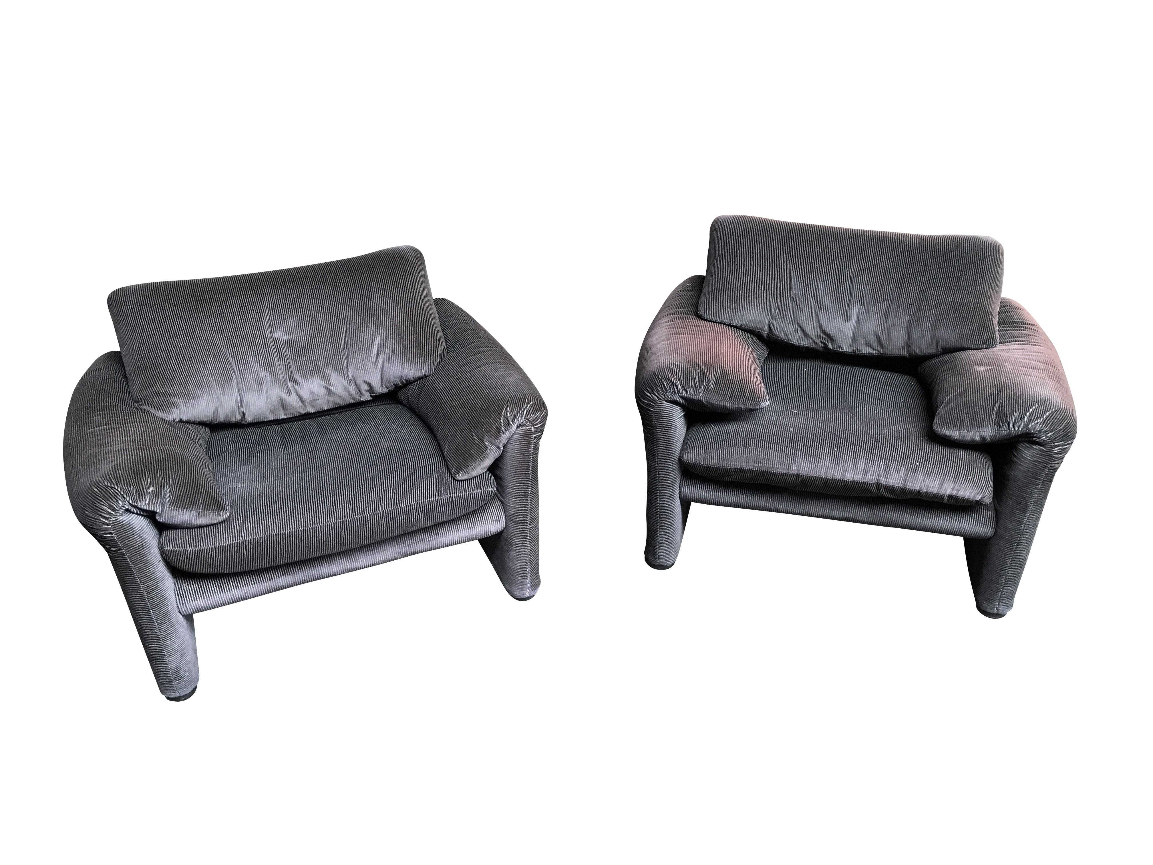 Vintage maralunga armchairs designed by Vico Magistretti for Cassina in 1973.

These iconic design sofa's are upholstered in a grey-striped fabric and.

The backrests are adjustable.

Some user traces but still in good condition. One chair has
