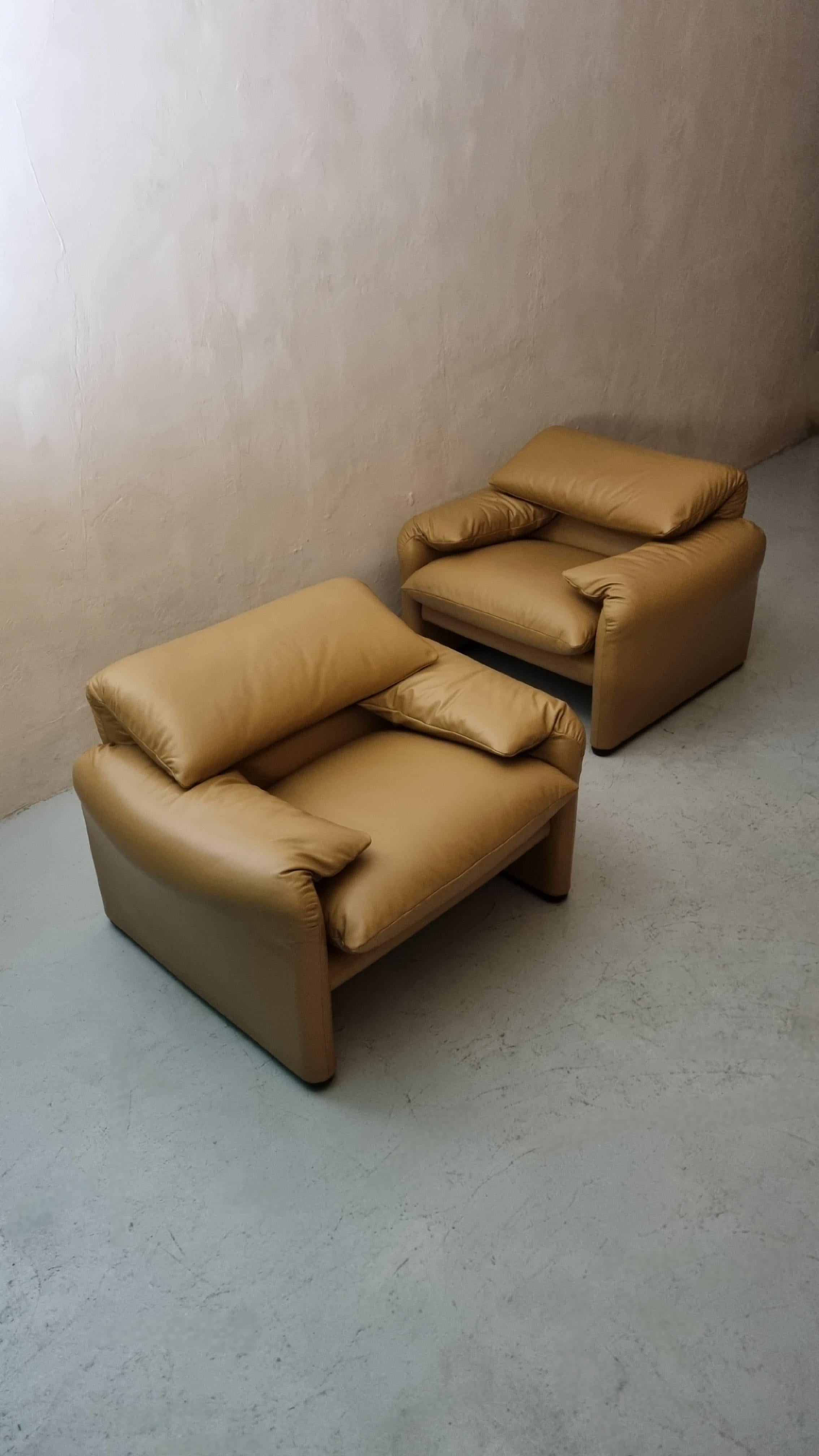 Set di 2 poltrone disegnate da Vico Magistretti per Cassina, 1973.
Struttura tubolare in acciaio, poliuretano, pelle.
Condizioni eccellenti, restaurato.

Il progetto ha vinto il Compasso d'Oro nel 1979 ed è uno dei pezzi di design italiano più