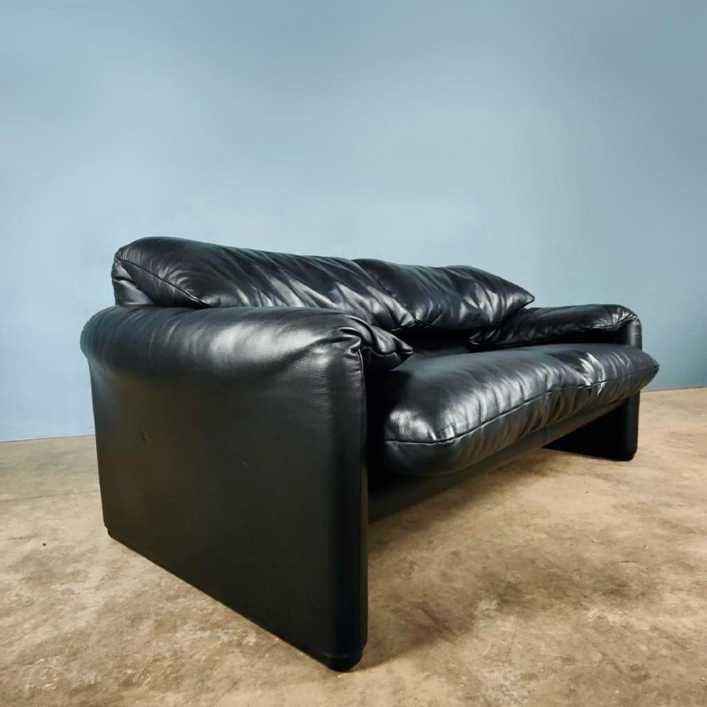 Mid-Century Modern Maralunga Black Leather 2 Seater Sofa Vico Magistretti Cassina Mid Century For Sale
