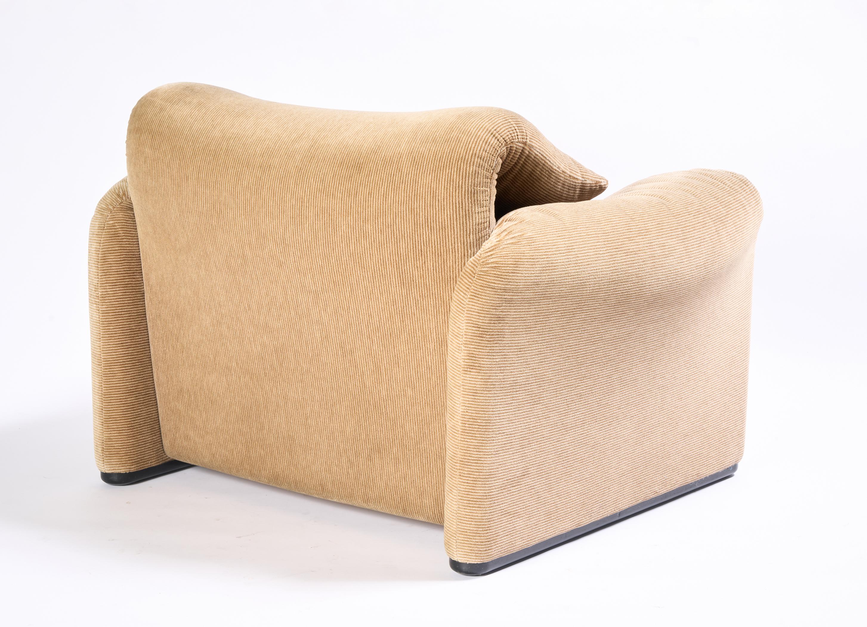 Maralunga Stuhl und Ottomane von Vico Magistretti für Cassina (20. Jahrhundert) im Angebot