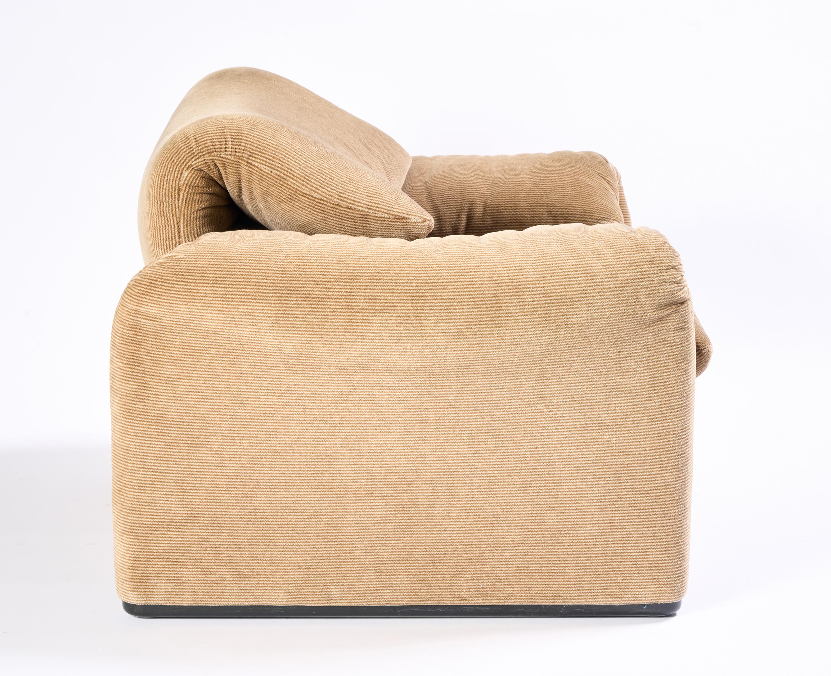 Maralunga Stuhl und Ottomane von Vico Magistretti für Cassina (Stoff) im Angebot