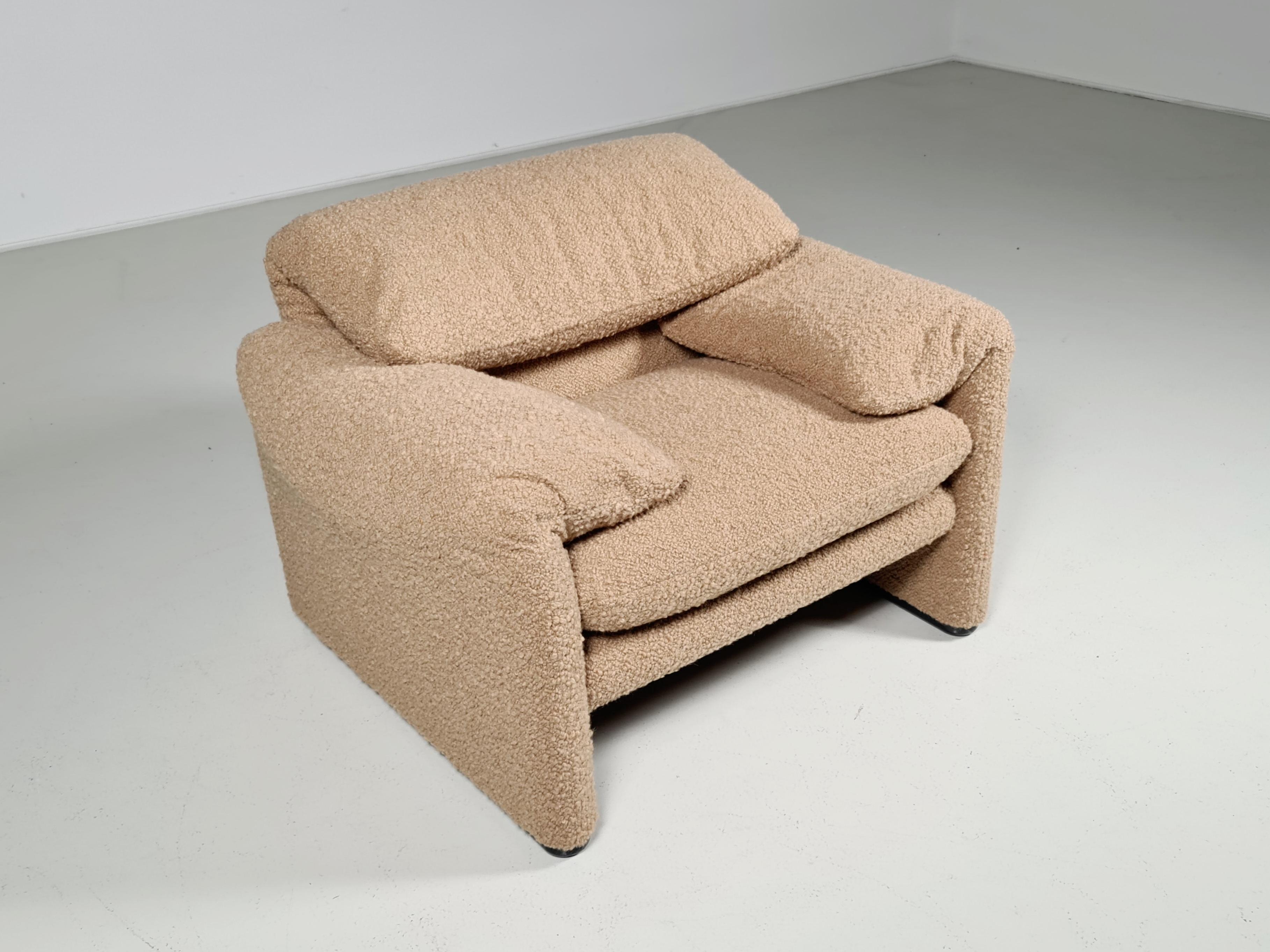 This Maralunga chair was designed by Vico Magistretti for Cassina in 1973. This is an original version of the seventies. Reupholstered in a taupe bouclé. With steel structure. The backrest can be raised or lowered for total comfort. It won the