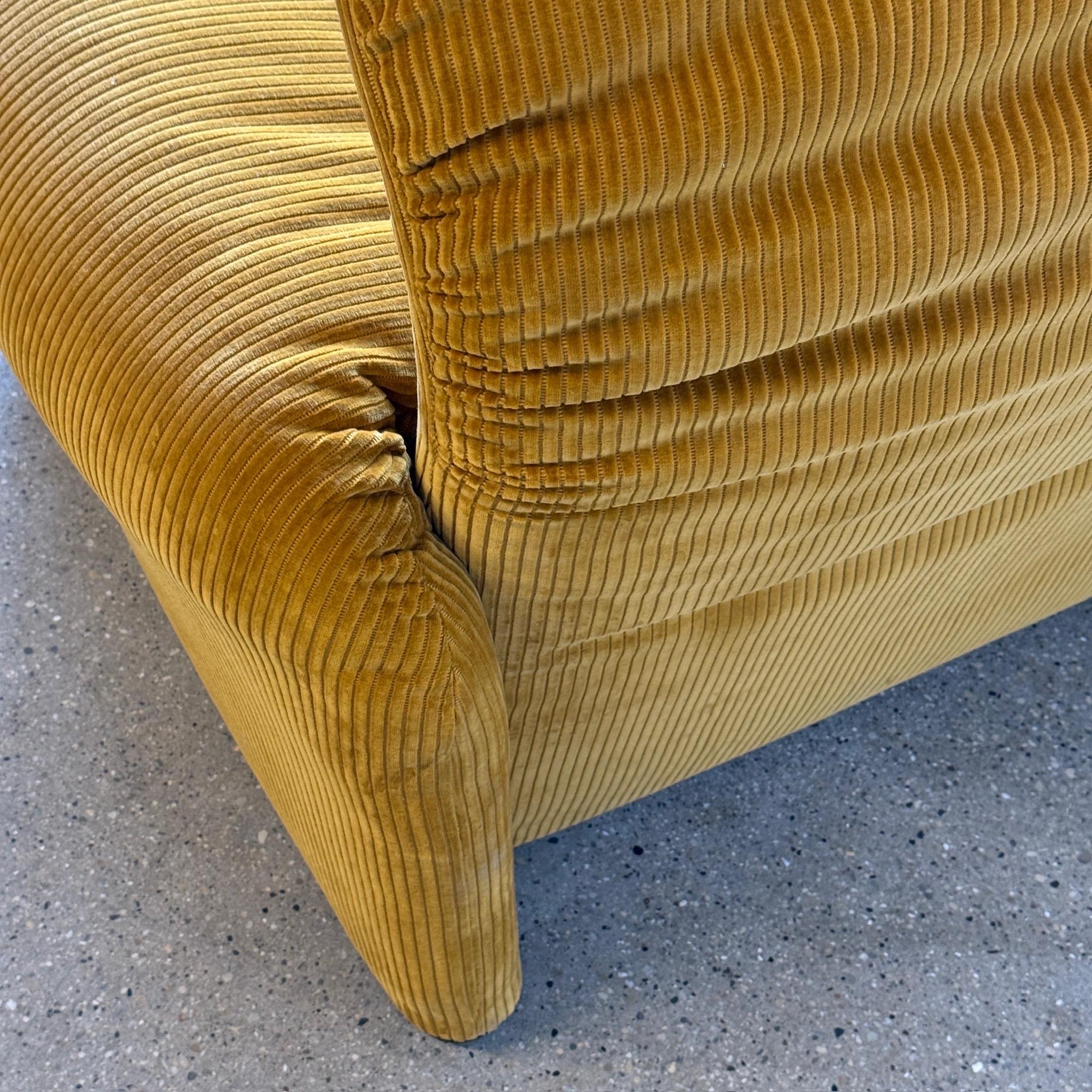 Sedia Maralunga di Vico Magistretti per Cassina in velluto a coste Kvadrat di Raf Simons in vendita 3