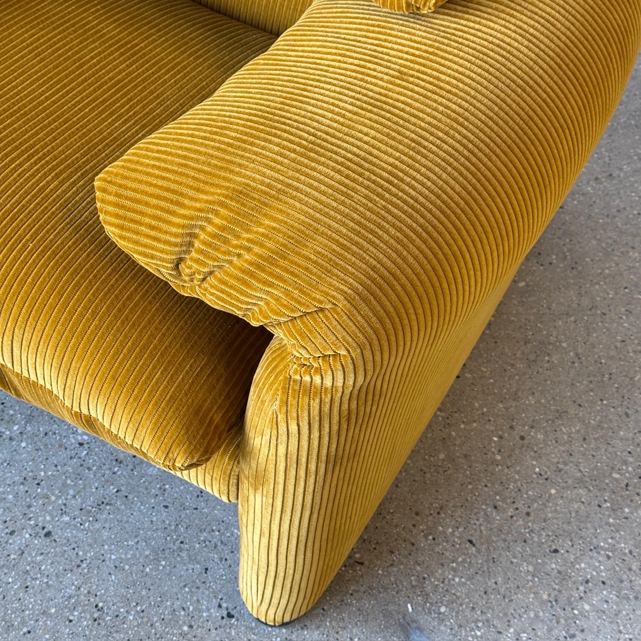 c. 1980s. Italia. Rivestito in velluto a coste Raf Simons/Kvadrat Phlox. Schienale opponibile. 

