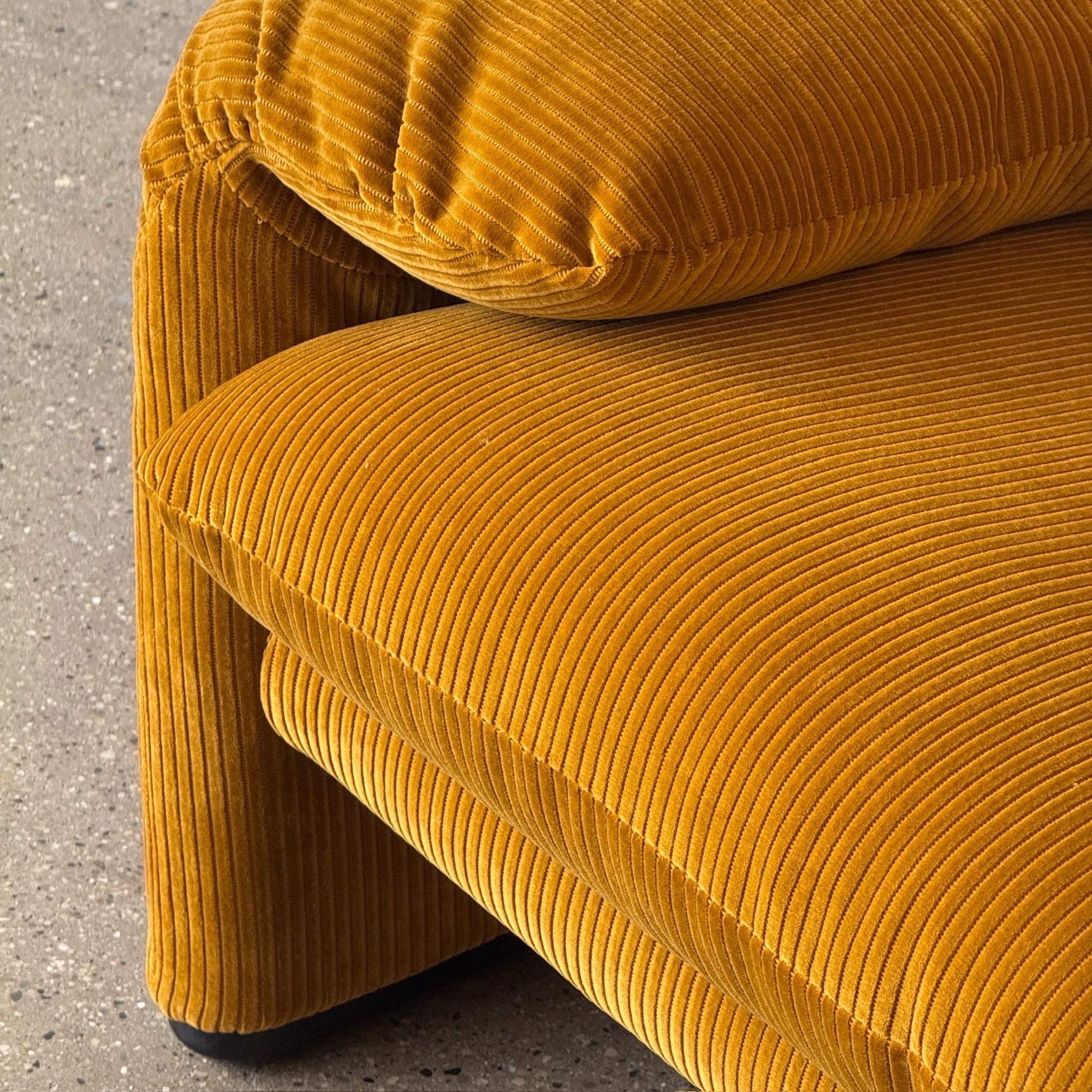 Italiano Sedia Maralunga di Vico Magistretti per Cassina in velluto a coste Kvadrat di Raf Simons in vendita