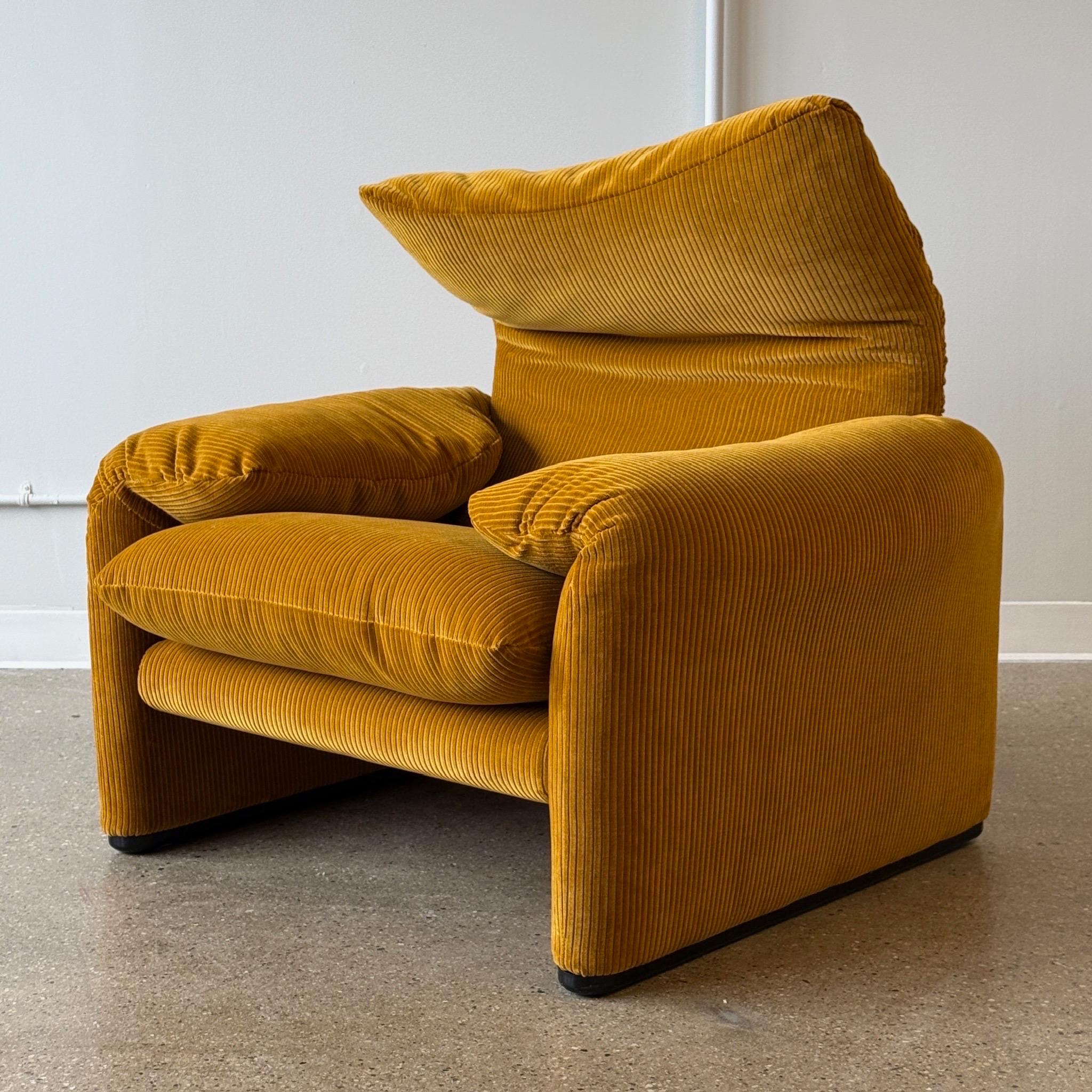 Sedia Maralunga di Vico Magistretti per Cassina in velluto a coste Kvadrat di Raf Simons In condizioni buone in vendita a Chicago, IL